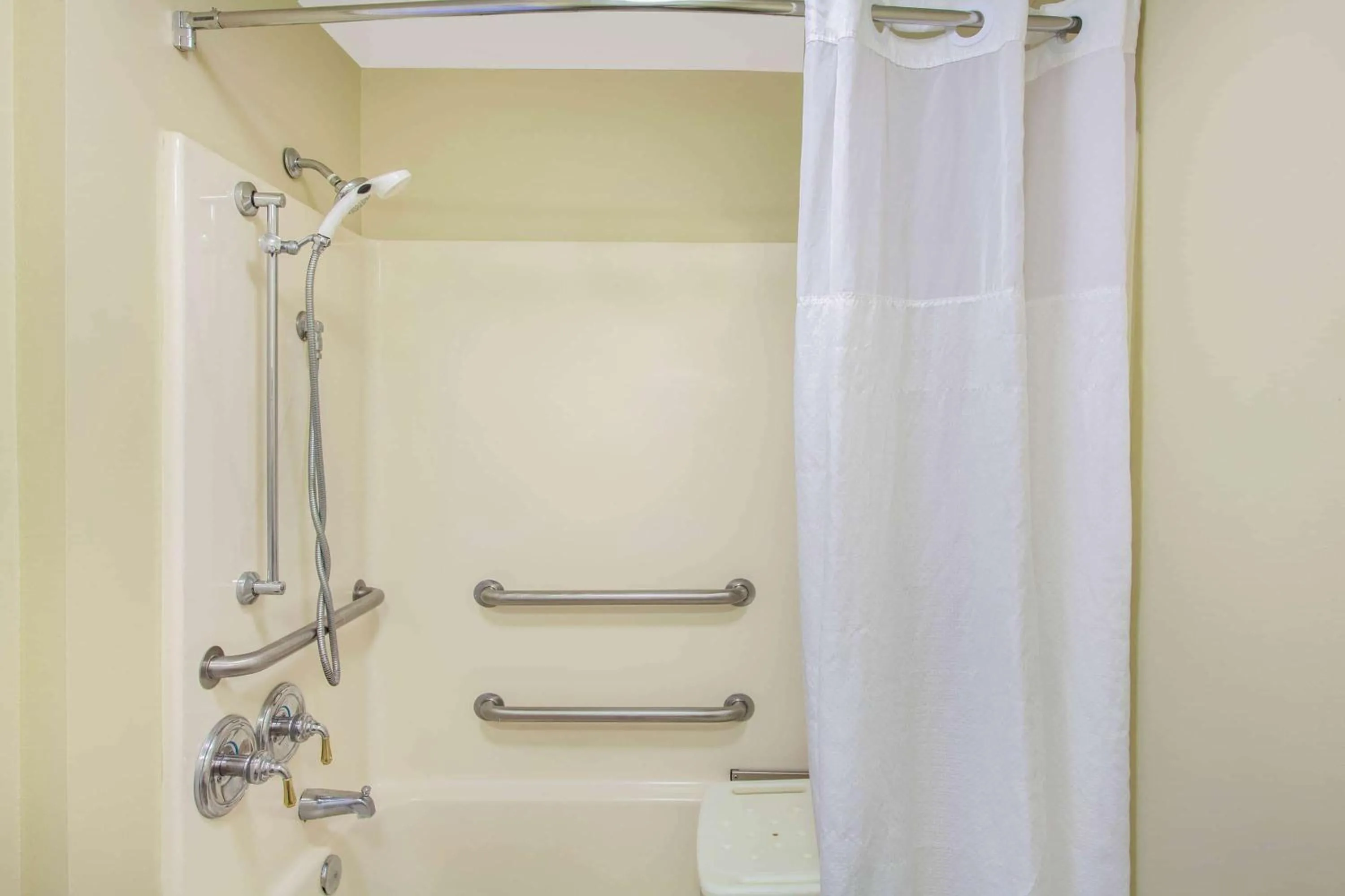 Bathroom in Baymont by Wyndham Jacksonville/Butler Blvd