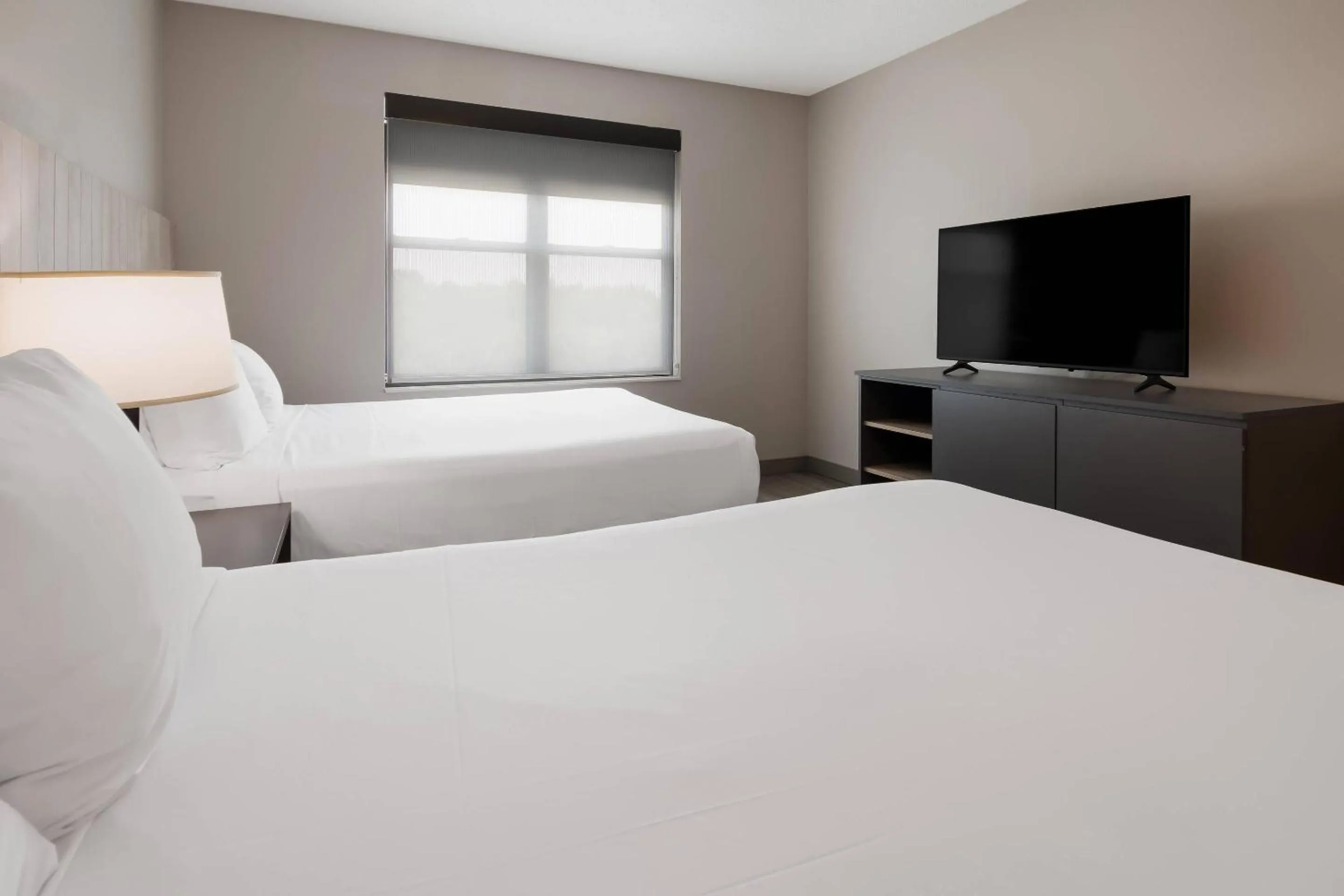 Bedroom, Bed in Country Inn & Suites by Radisson, Harrisburg Northeast - Hershey