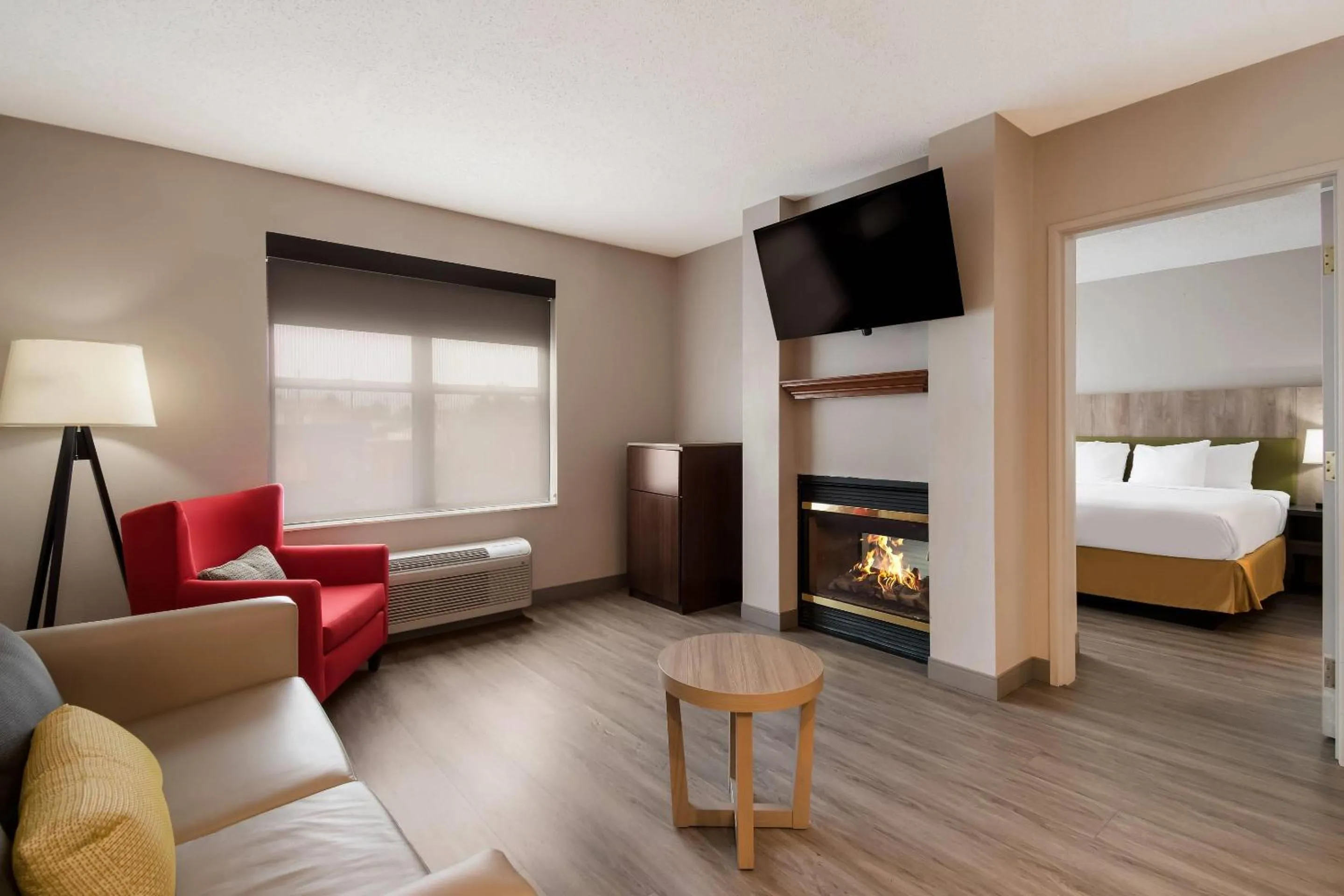 Bedroom, Bed in Country Inn & Suites by Radisson, Harrisburg Northeast - Hershey