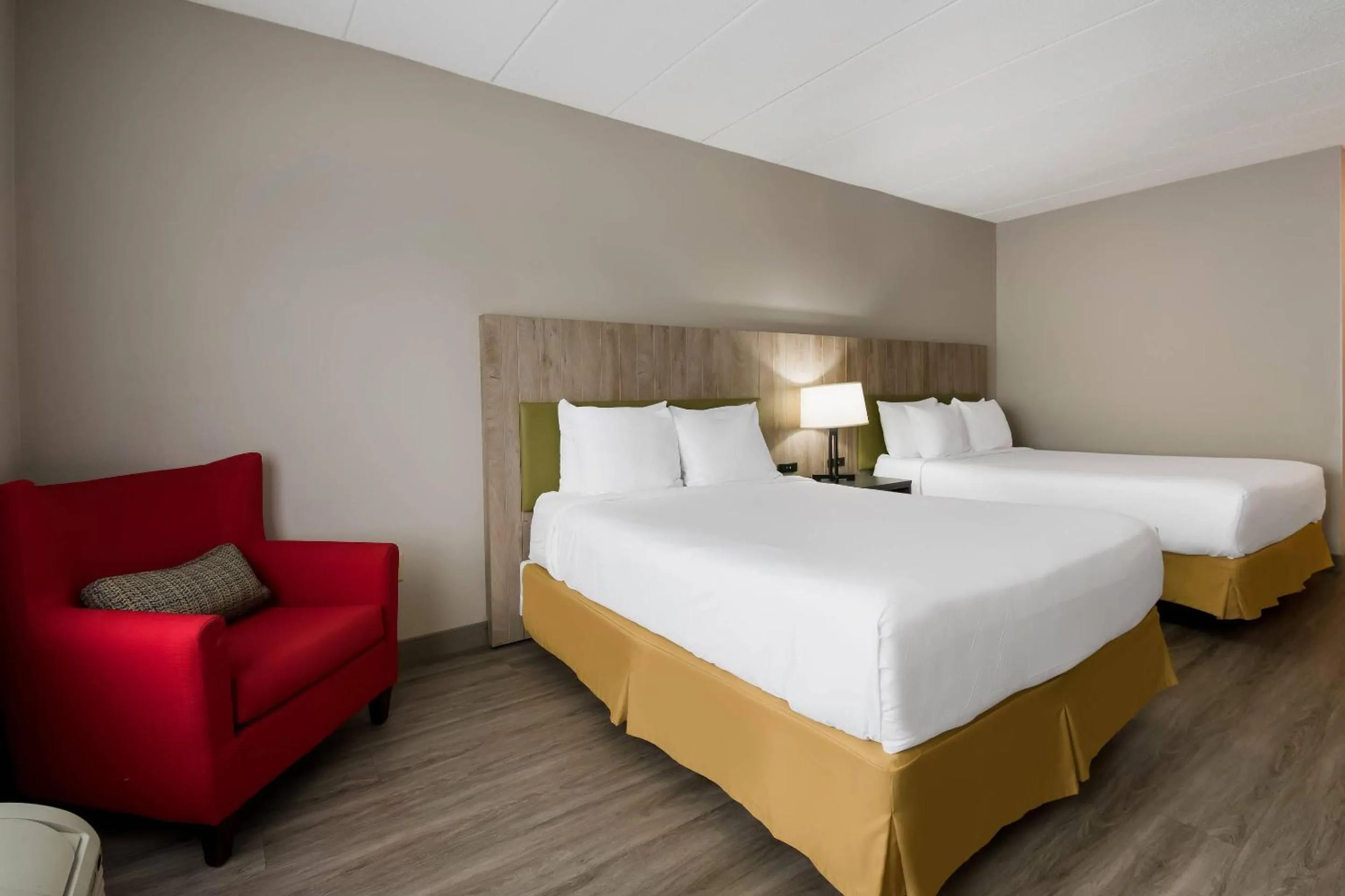 Bedroom, Bed in Country Inn & Suites by Radisson, Harrisburg Northeast - Hershey