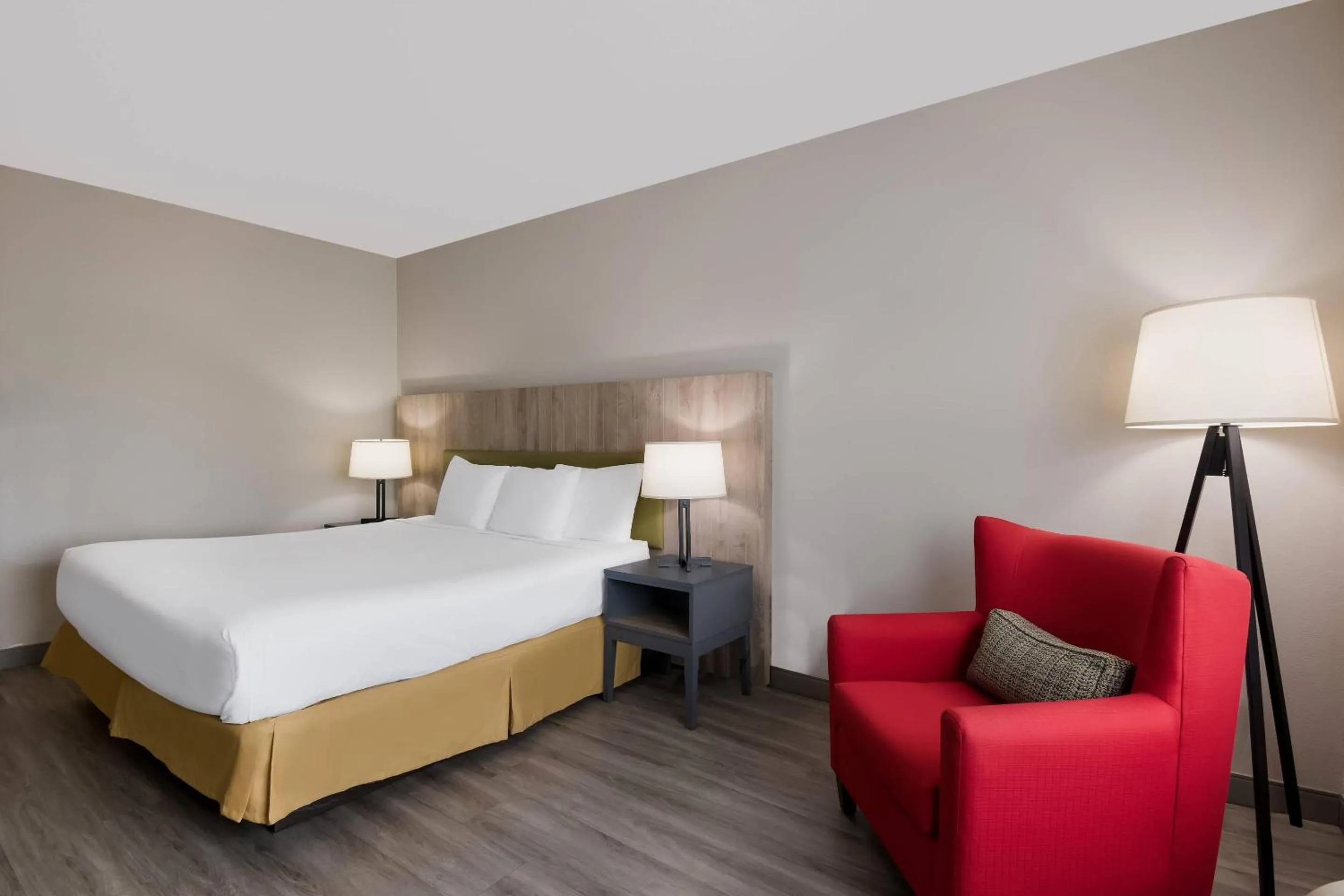 Bedroom, Bed in Country Inn & Suites by Radisson, Harrisburg Northeast - Hershey