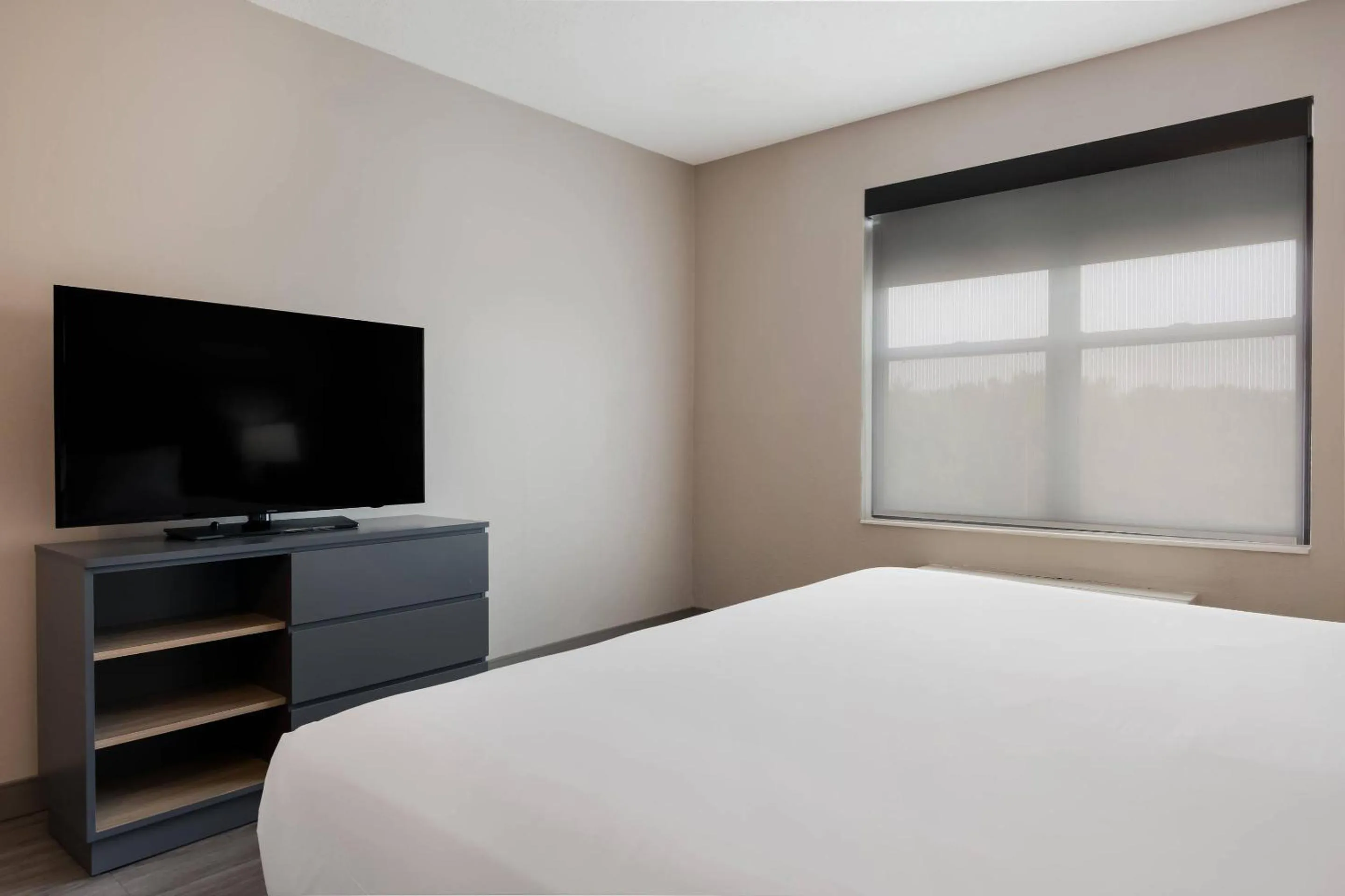 Bedroom, Bed in Country Inn & Suites by Radisson, Harrisburg Northeast - Hershey