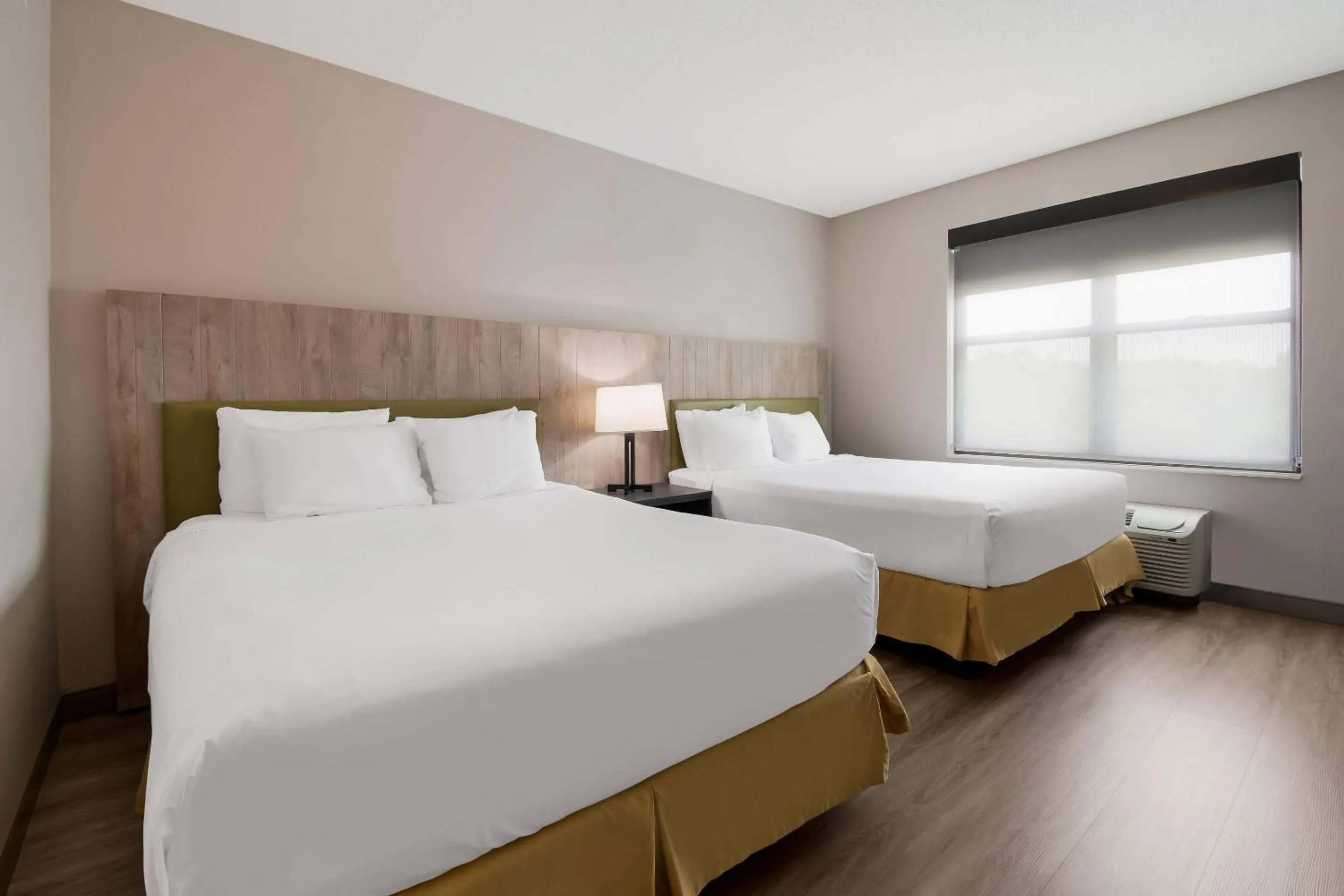 Bedroom, Bed in Country Inn & Suites by Radisson, Harrisburg Northeast - Hershey