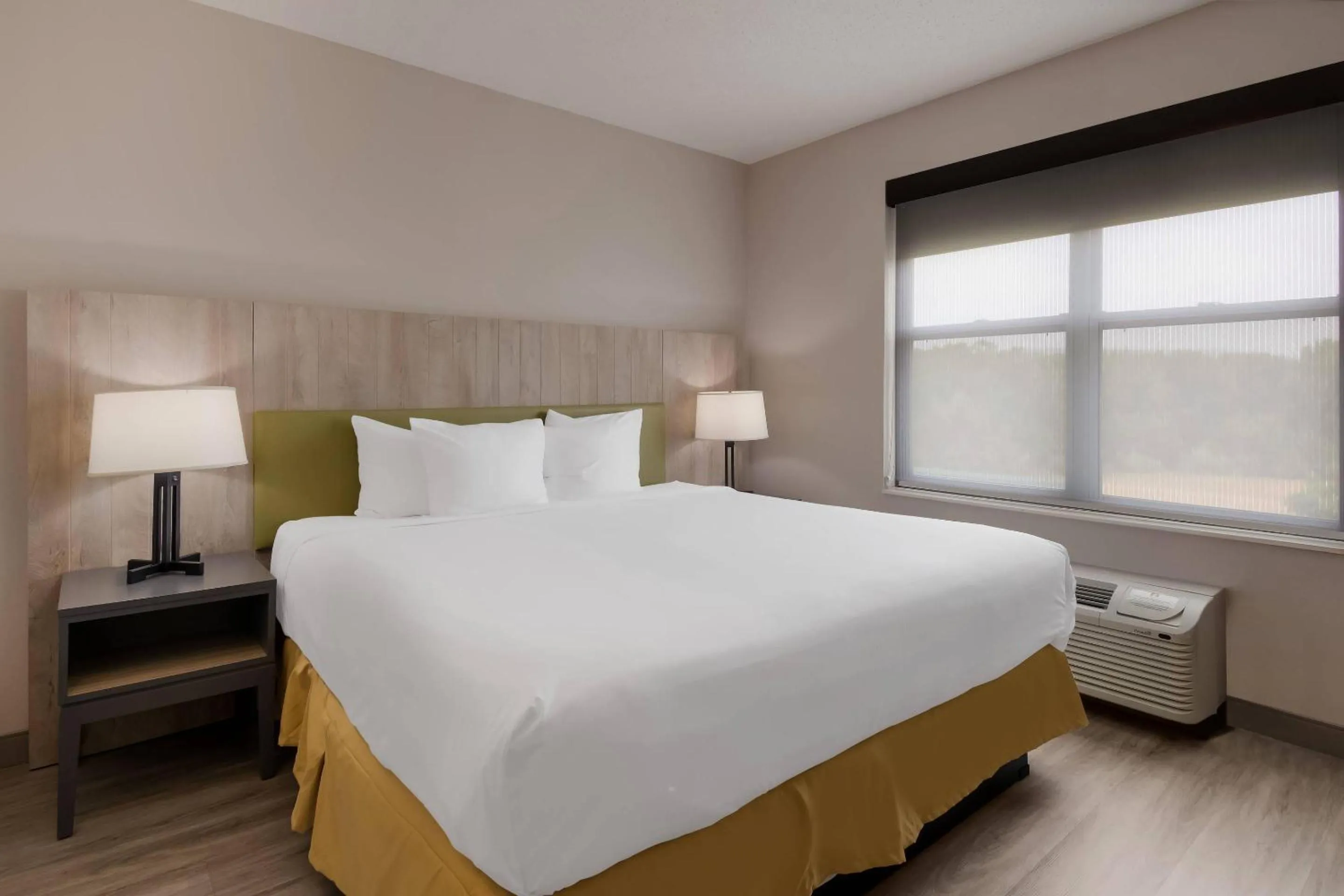 Bedroom, Bed in Country Inn & Suites by Radisson, Harrisburg Northeast - Hershey