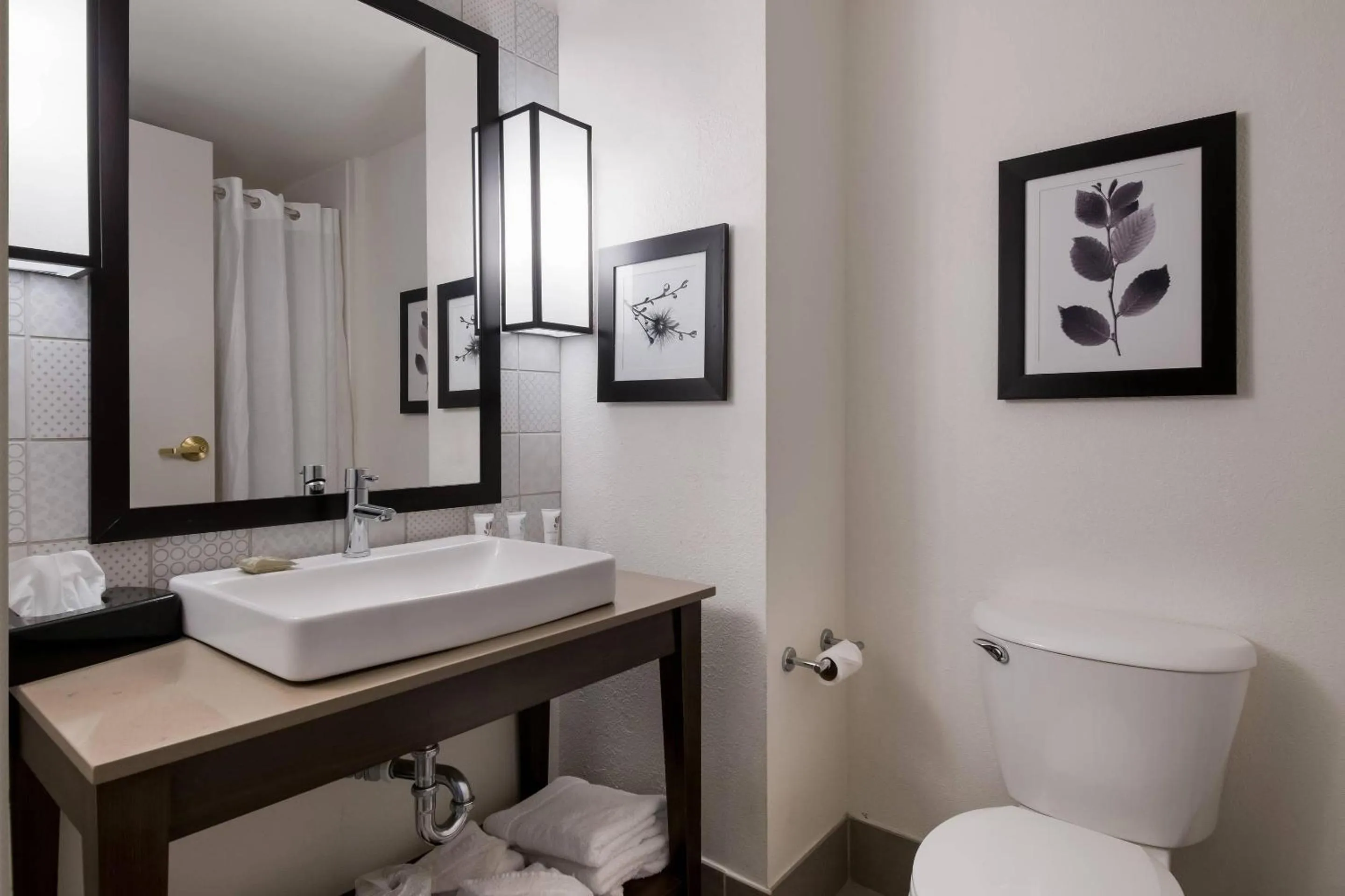 Bathroom in Country Inn & Suites by Radisson, Harrisburg Northeast - Hershey