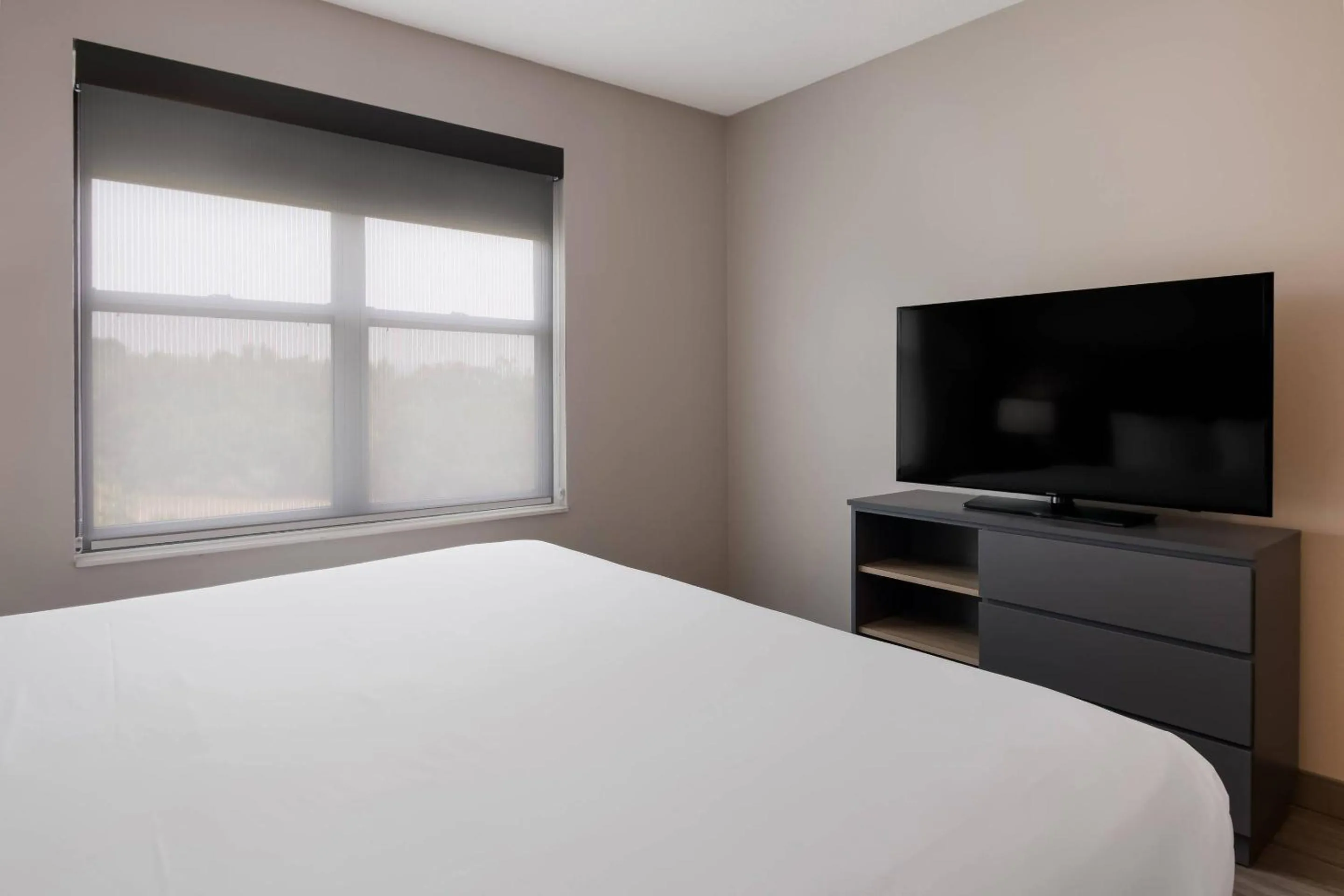 Bedroom, Bed in Country Inn & Suites by Radisson, Harrisburg Northeast - Hershey