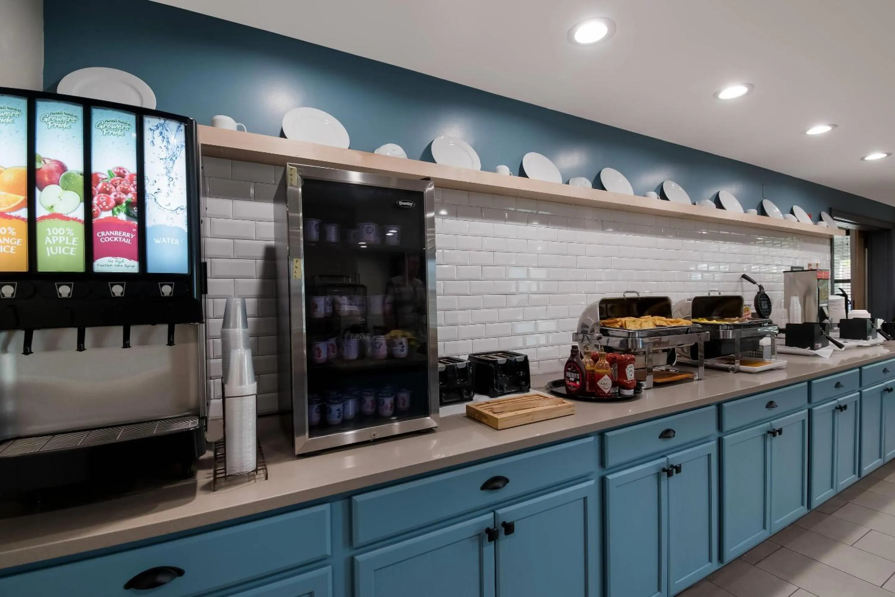 Breakfast in Country Inn & Suites by Radisson, Harrisburg Northeast - Hershey