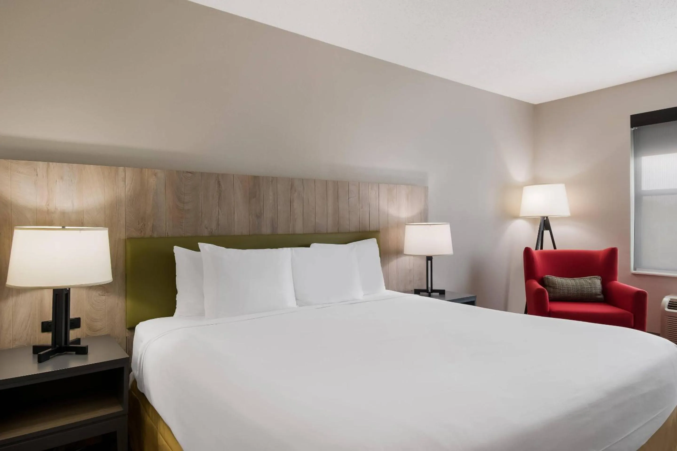 Bedroom, Bed in Country Inn & Suites by Radisson, Harrisburg Northeast - Hershey