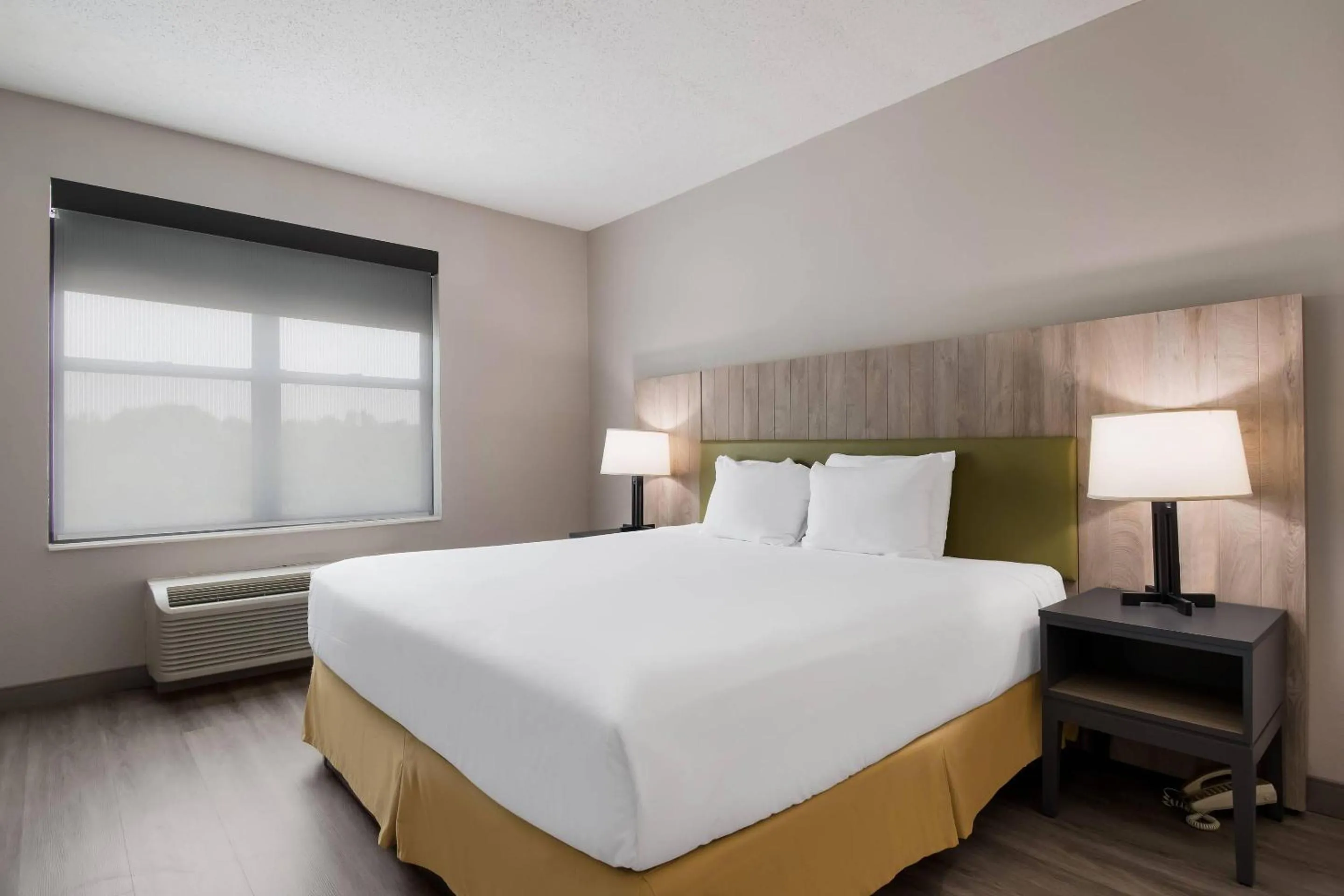 Bedroom, Bed in Country Inn & Suites by Radisson, Harrisburg Northeast - Hershey