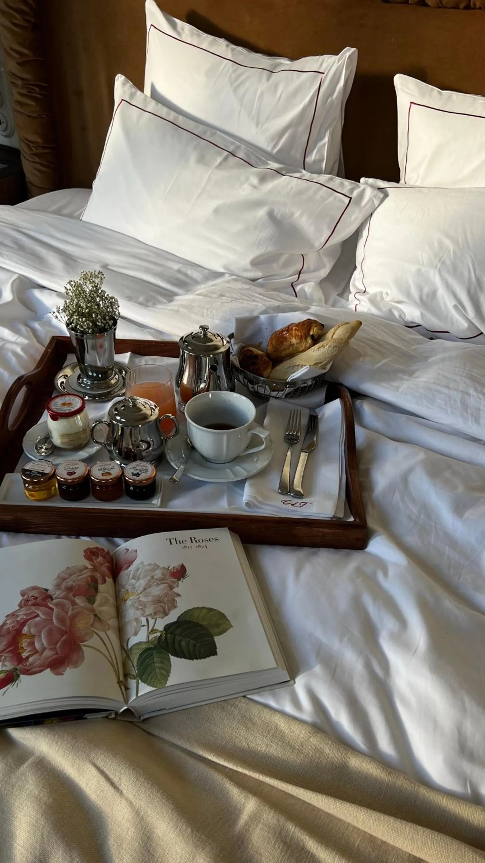 Breakfast, Bed in Château des Fleurs Hôtel & Spa Paris