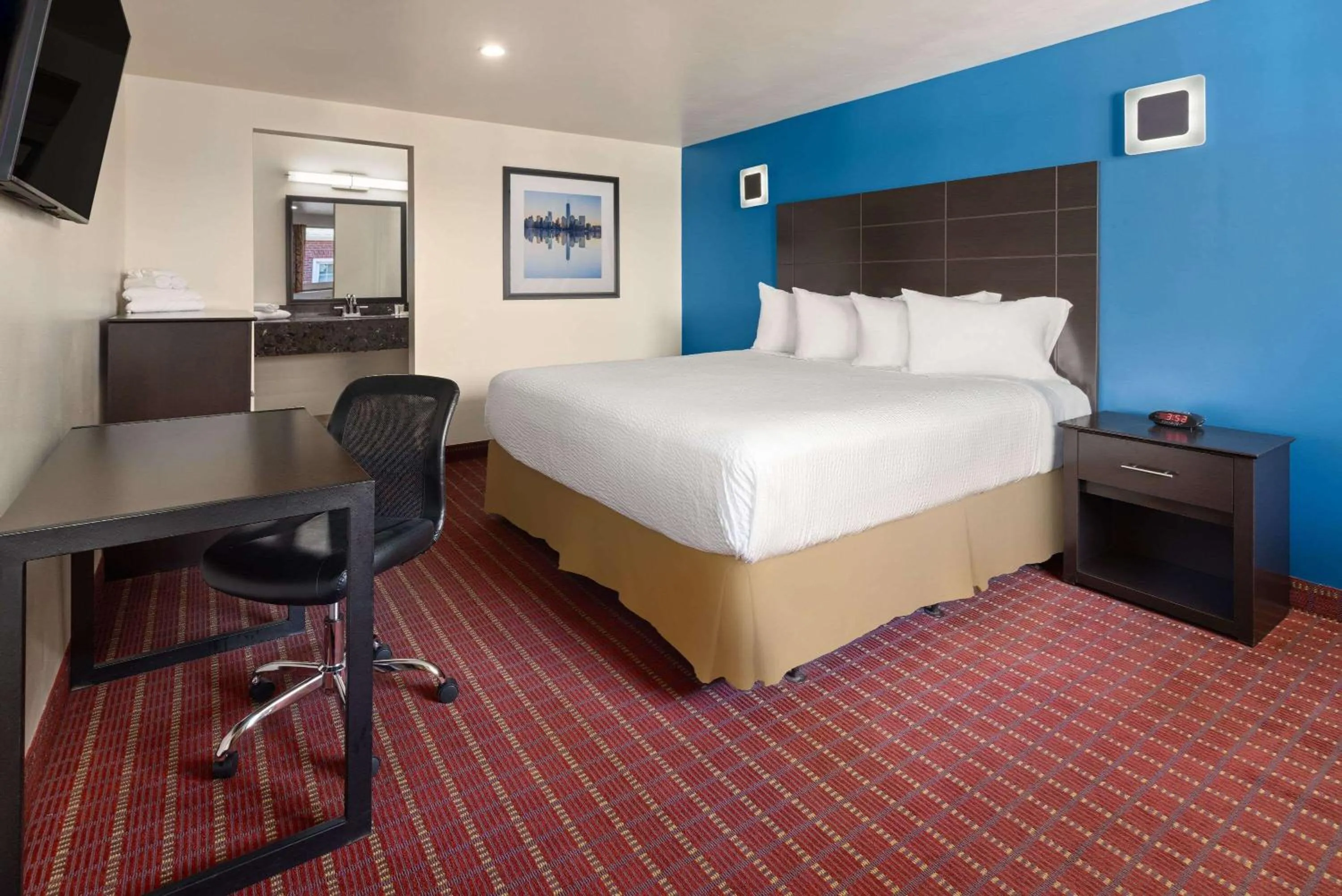 Photo of the whole room, Bed in Travelodge by Wyndham Manhasset