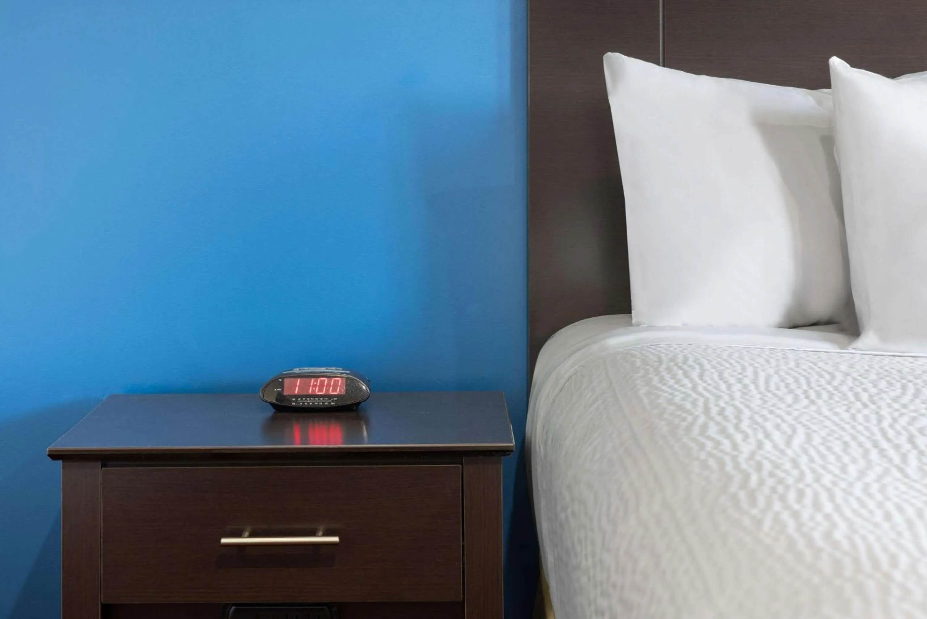 Photo of the whole room, Bed in Travelodge by Wyndham Manhasset