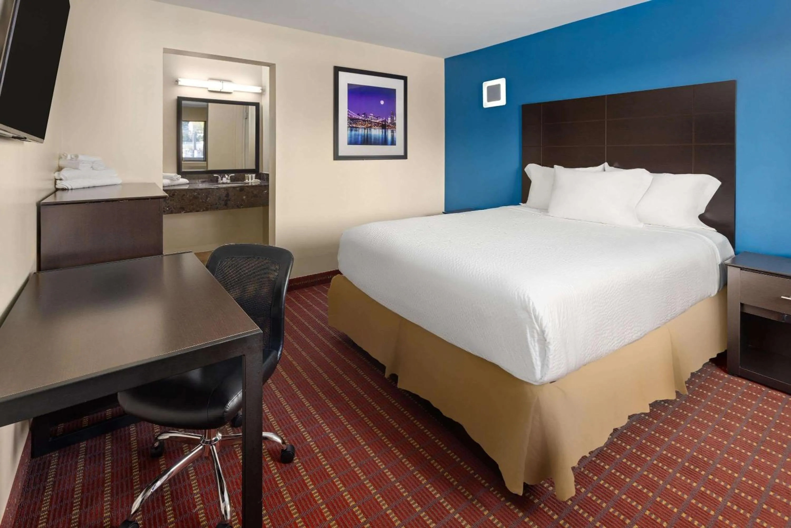 Photo of the whole room, Bed in Travelodge by Wyndham Manhasset