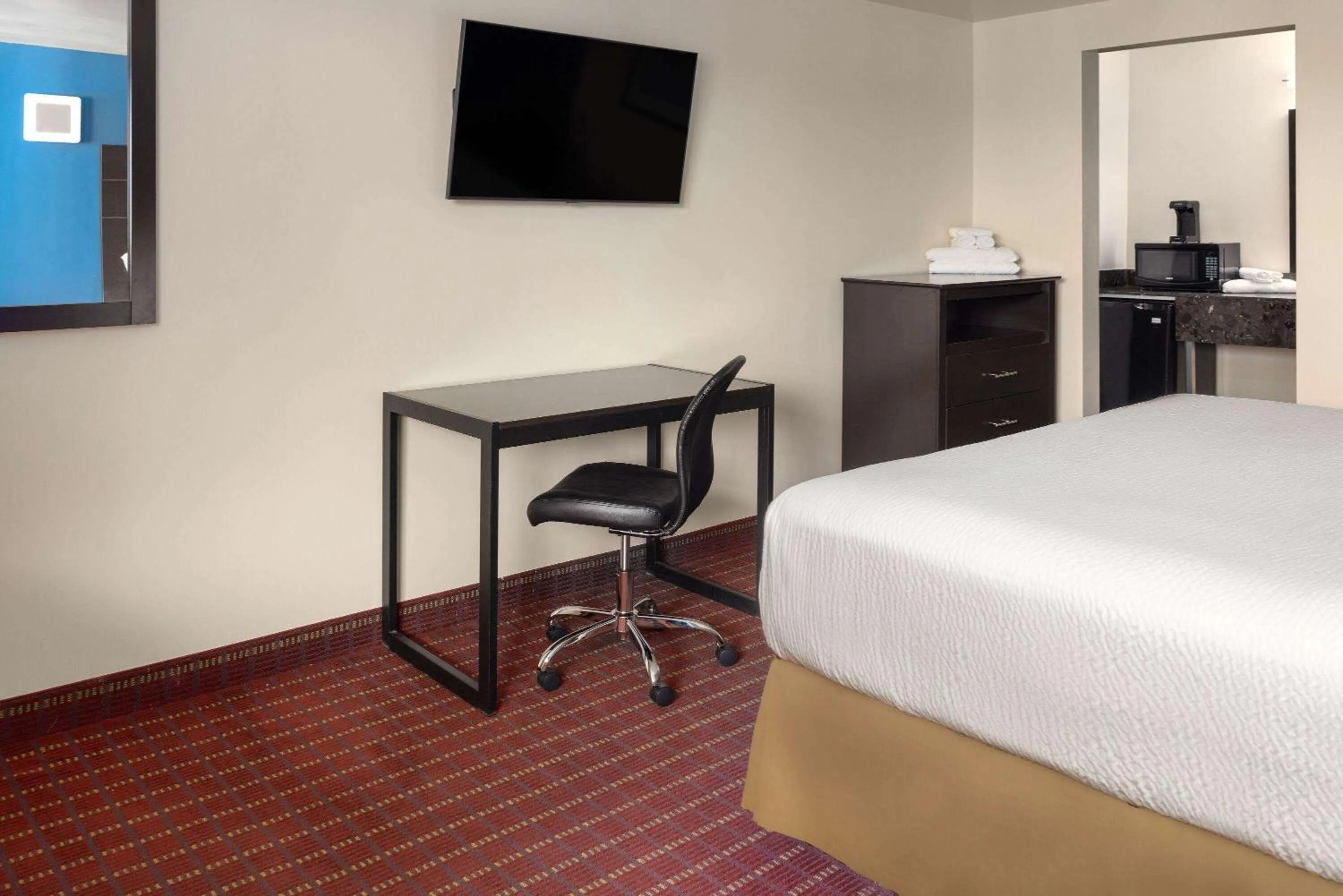 Photo of the whole room, Bed in Travelodge by Wyndham Manhasset