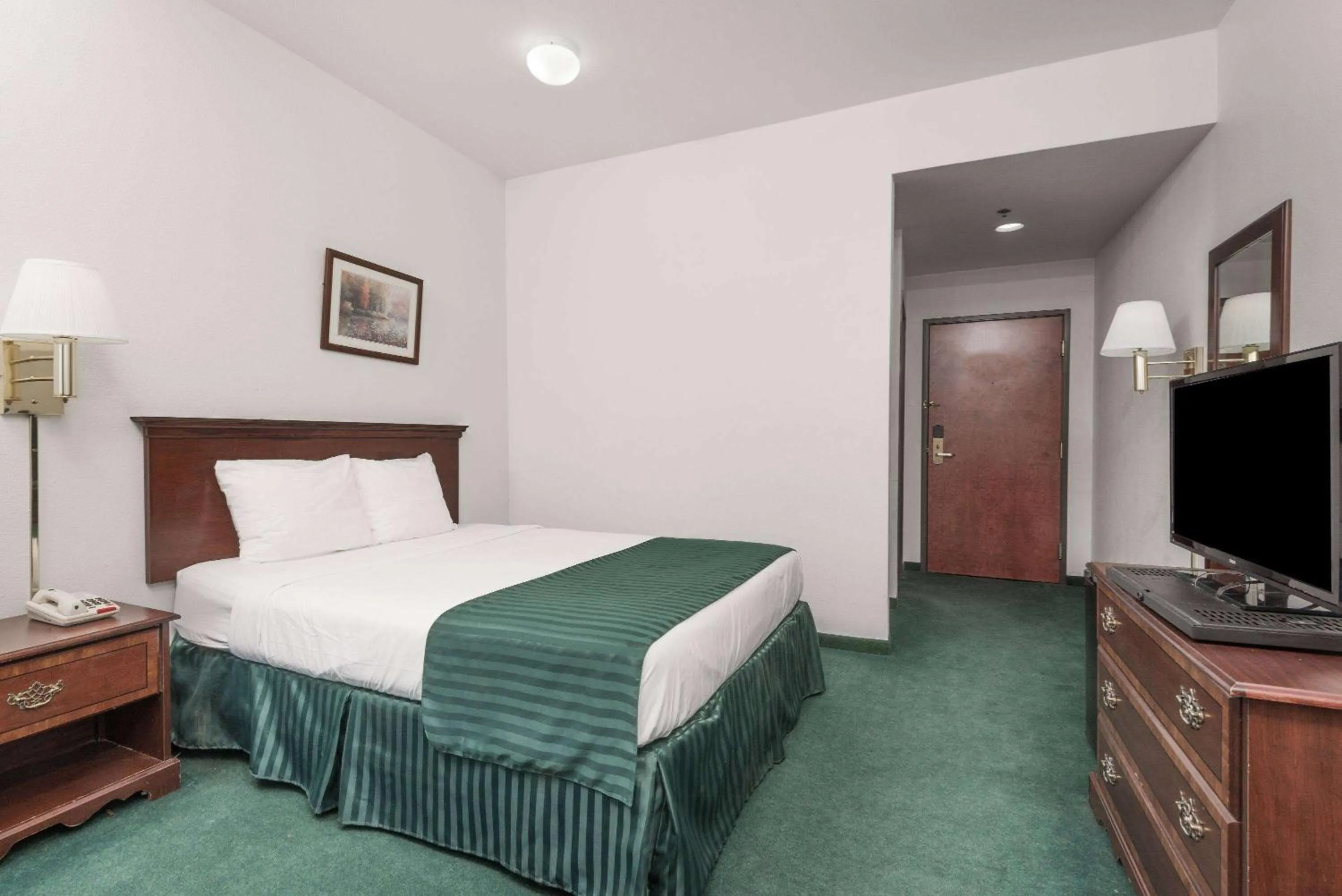 Photo of the whole room, Bed in Super 8 by Wyndham Grayson
