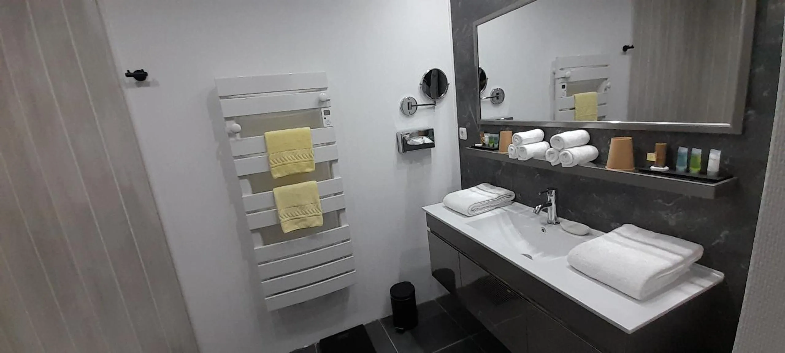 Bathroom in La Garenne