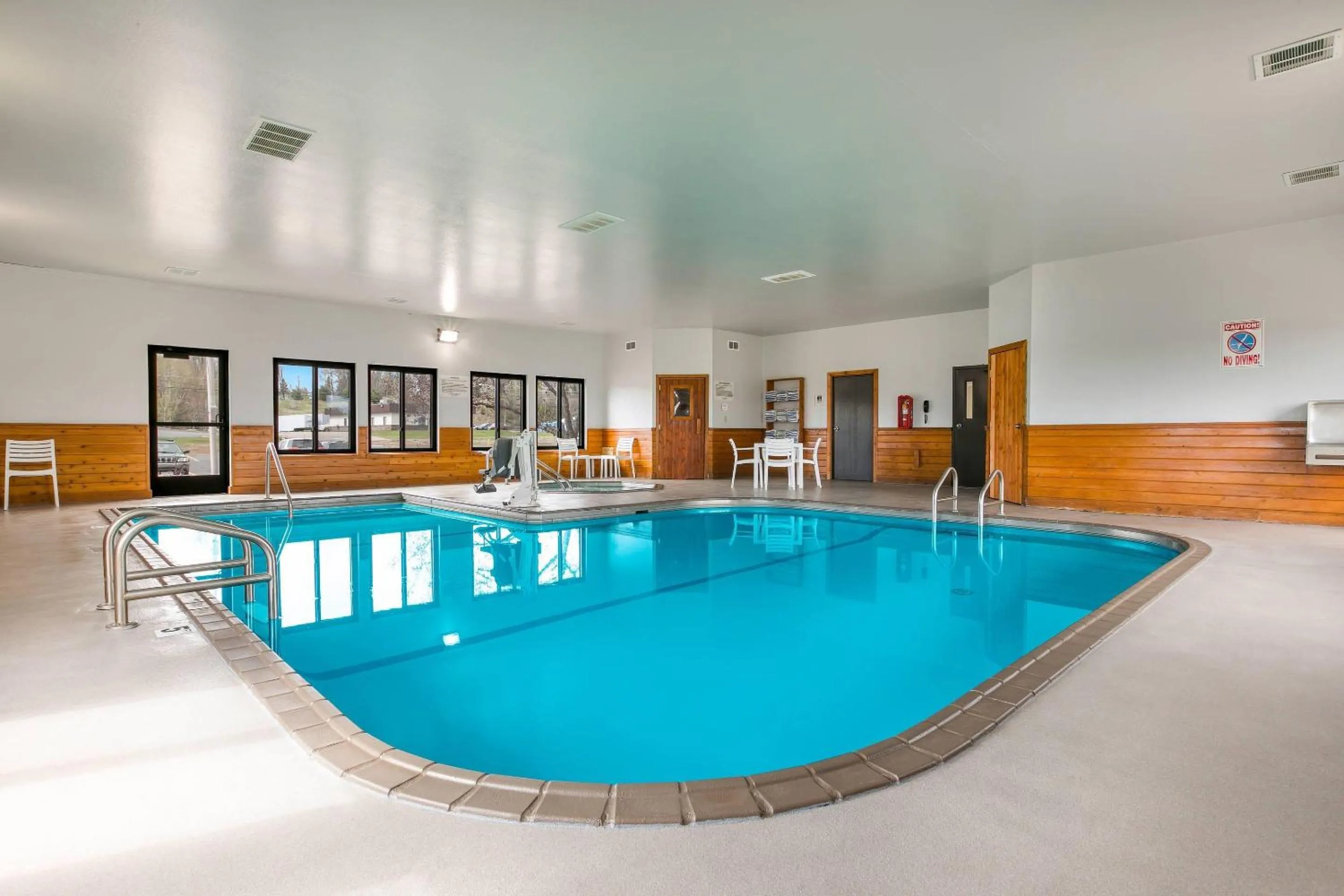 Swimming pool in Quality Inn Marquette