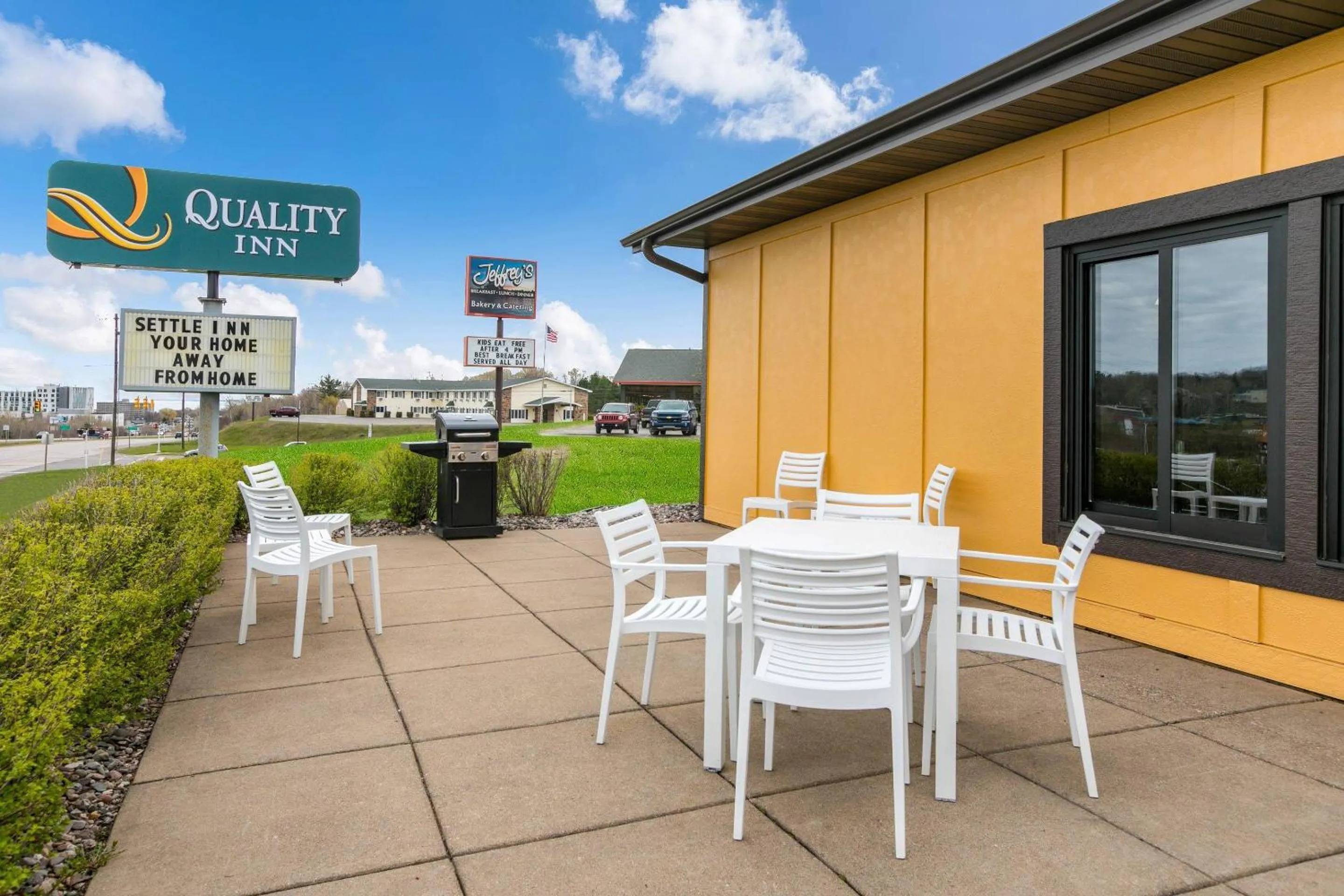 Swimming pool in Quality Inn Marquette