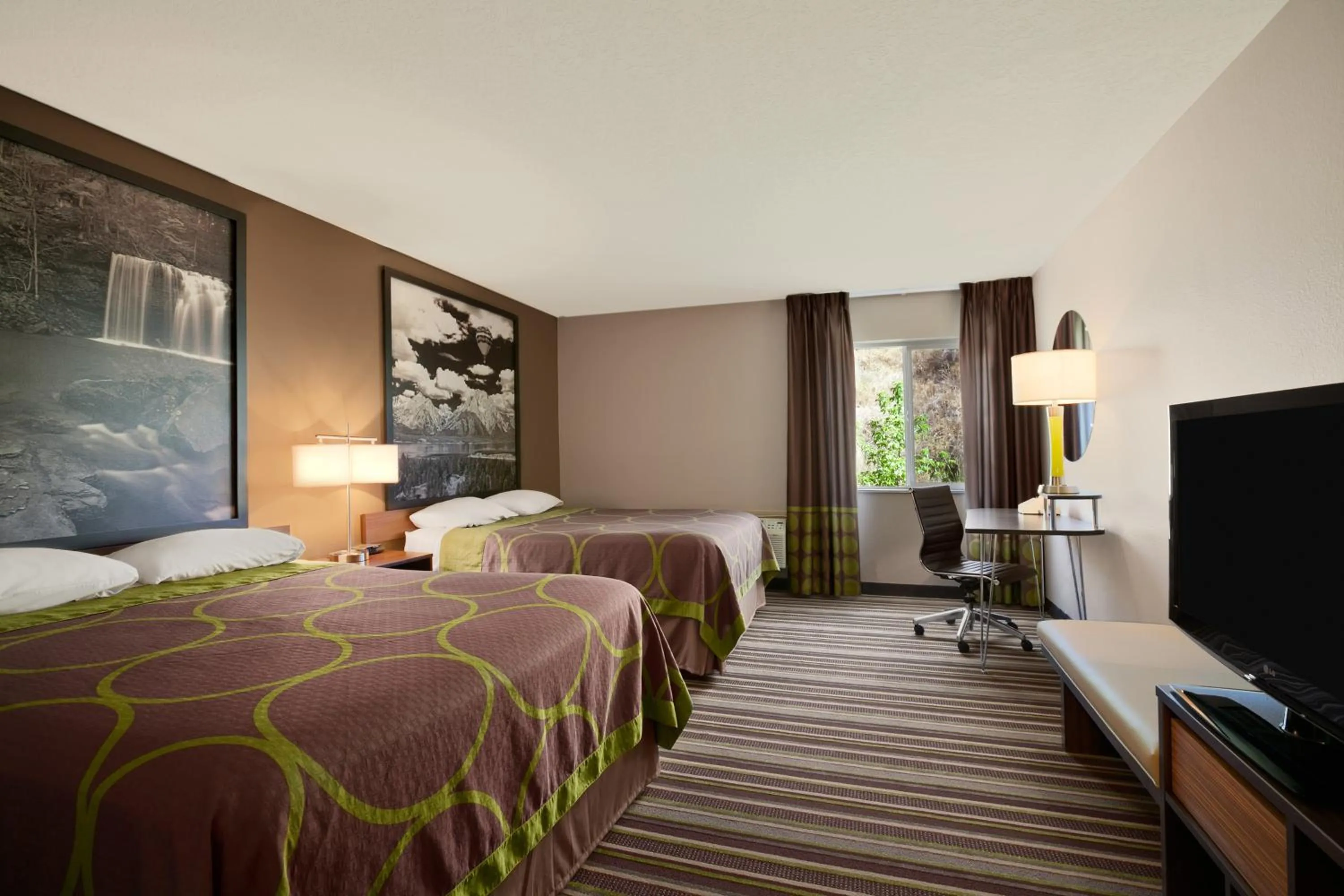 Photo of the whole room, Bed in Super 8 by Wyndham Pocatello