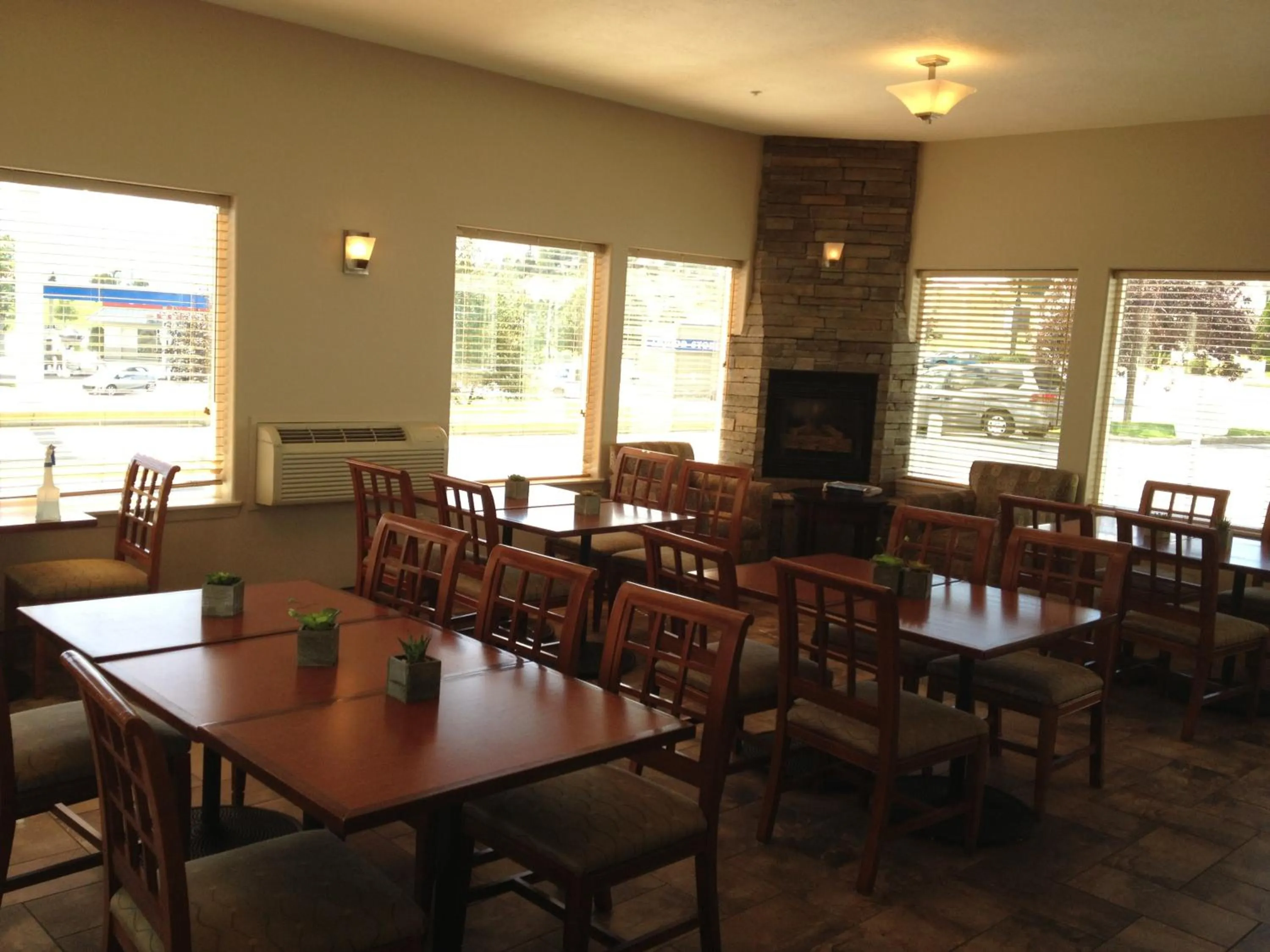 Dining area in Super 8 by Wyndham Pocatello