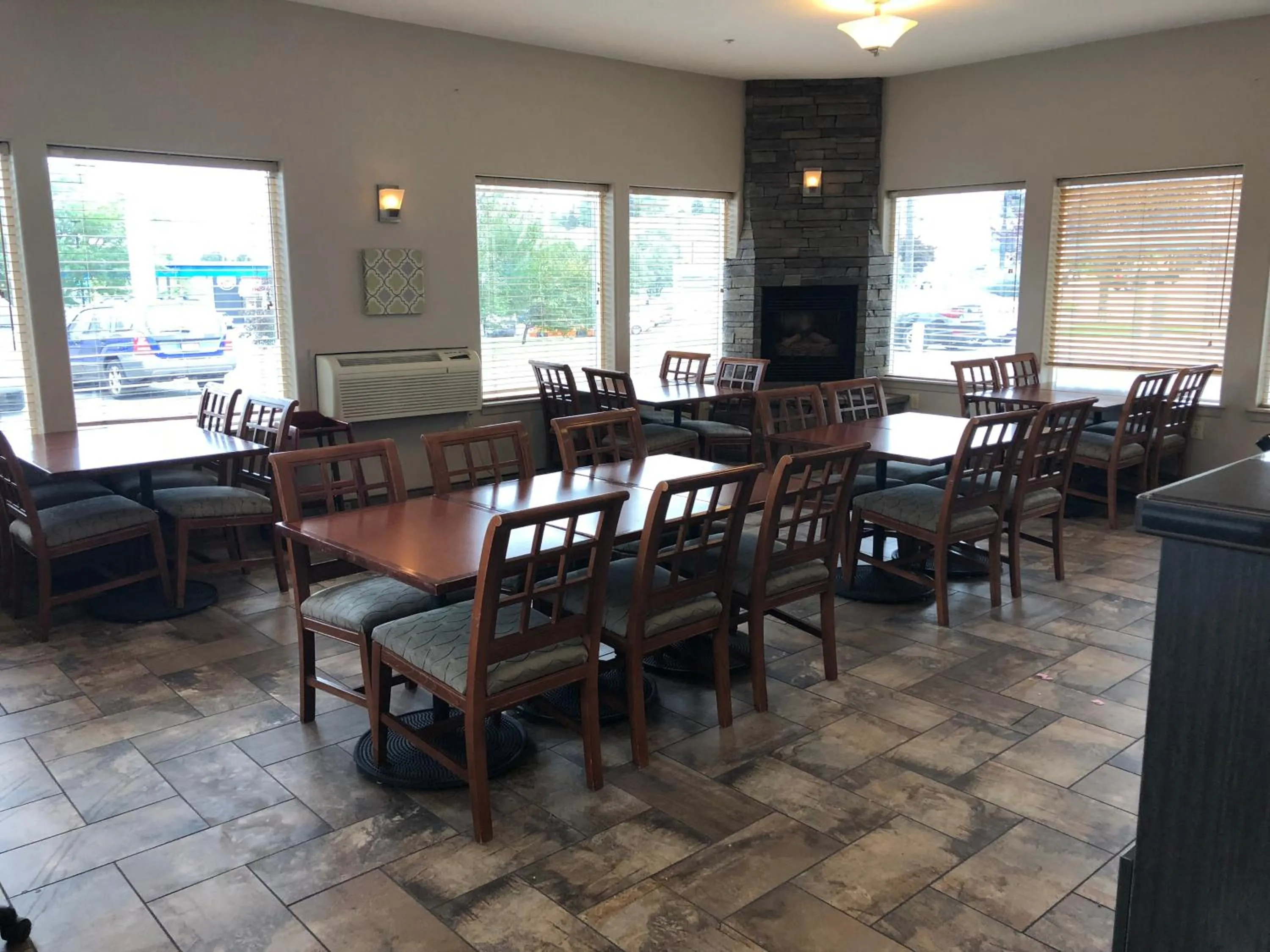 Dining area in Super 8 by Wyndham Pocatello