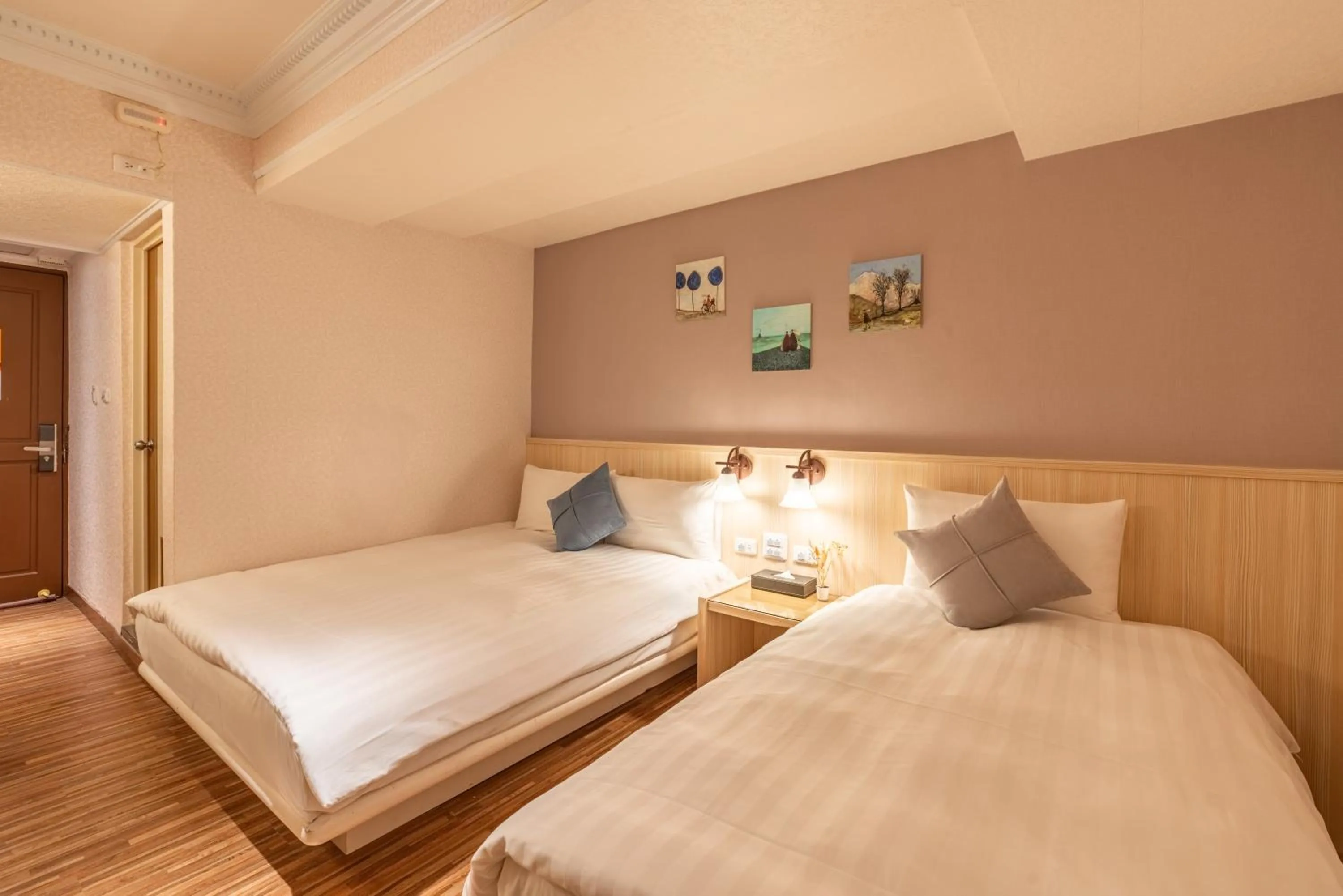 Photo of the whole room, Bed in Chillax Inn 知樂愛河館