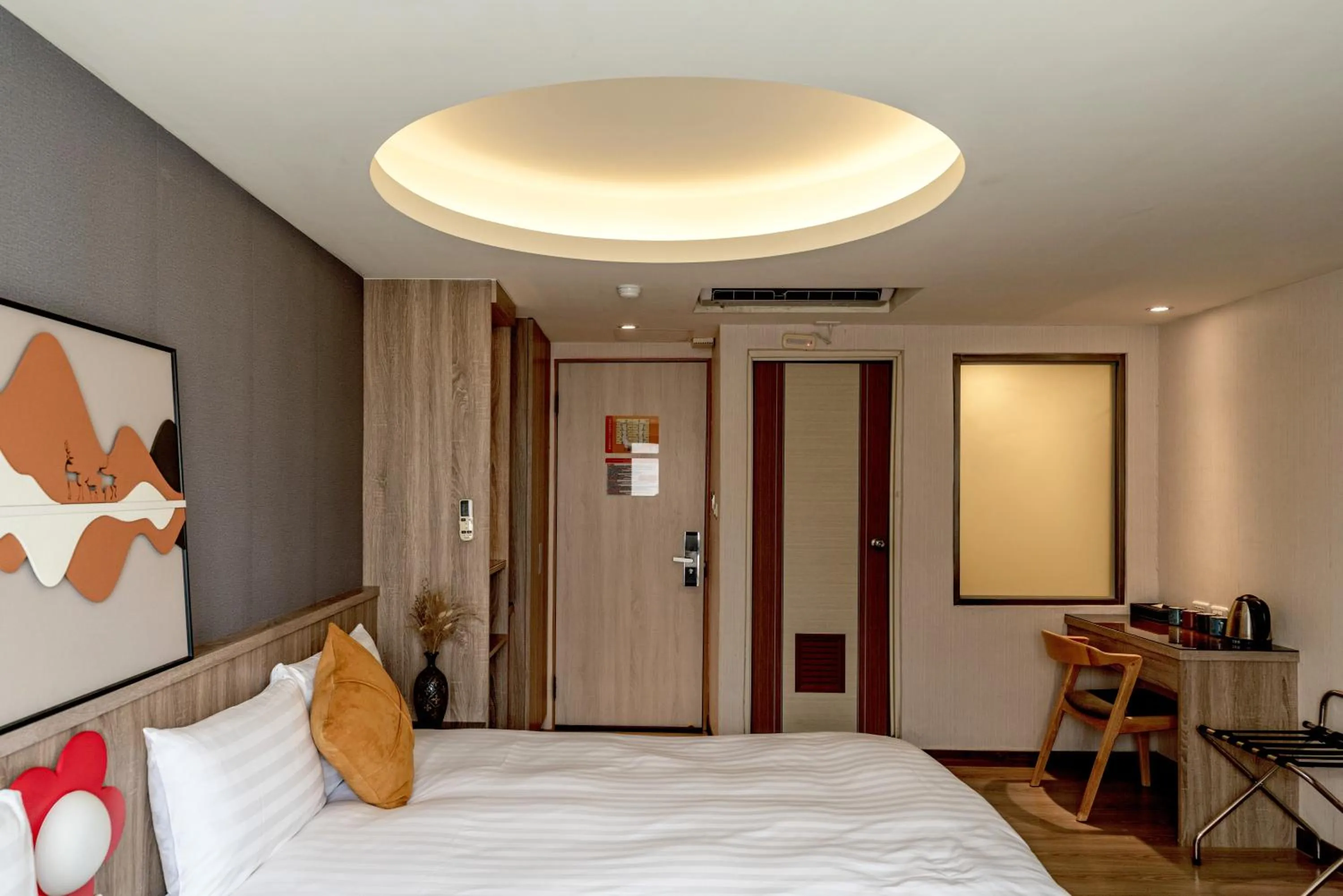 Photo of the whole room, Bed in Chillax Inn 知樂愛河館