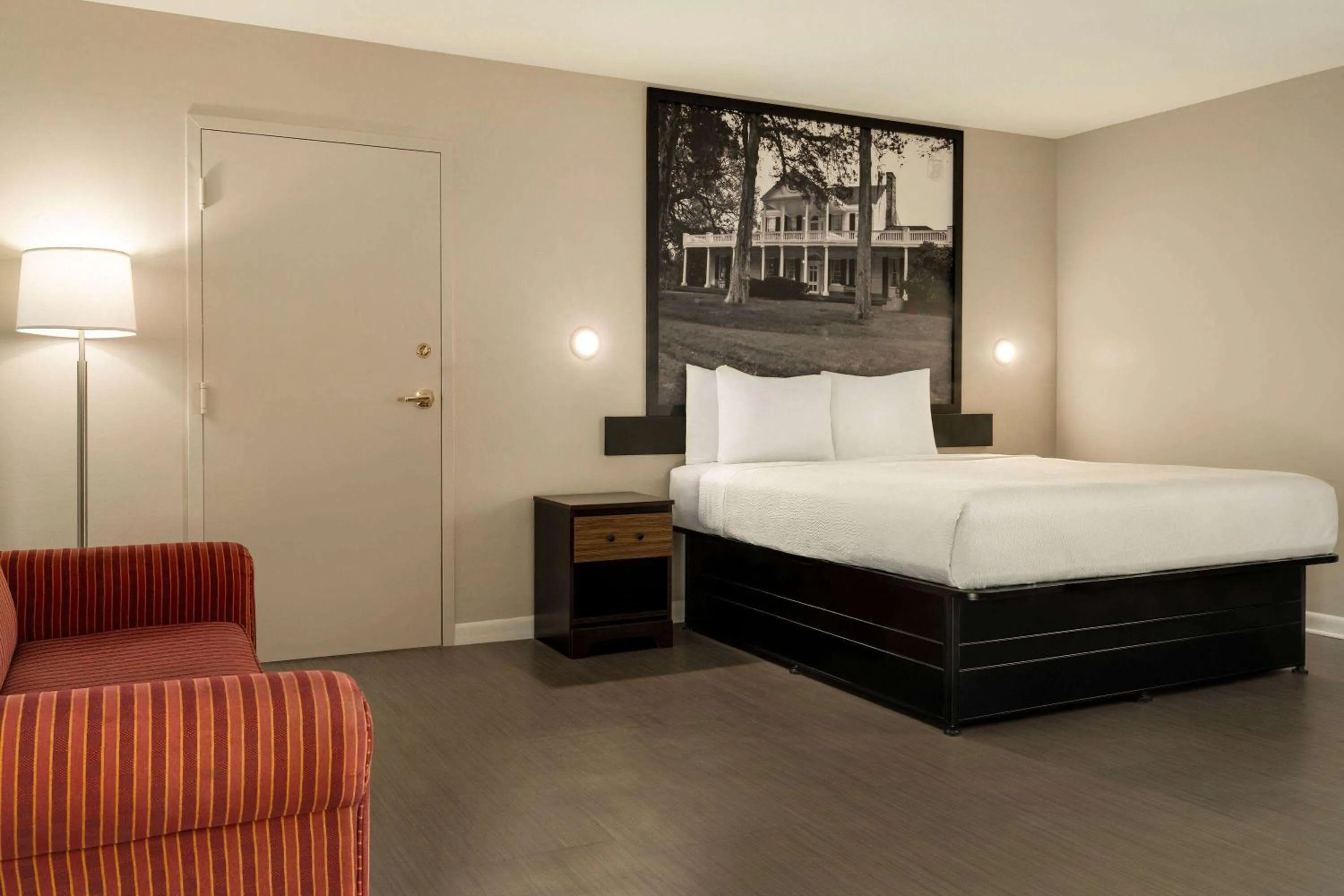 Bed in Super 8 by Wyndham Ocean Springs Biloxi