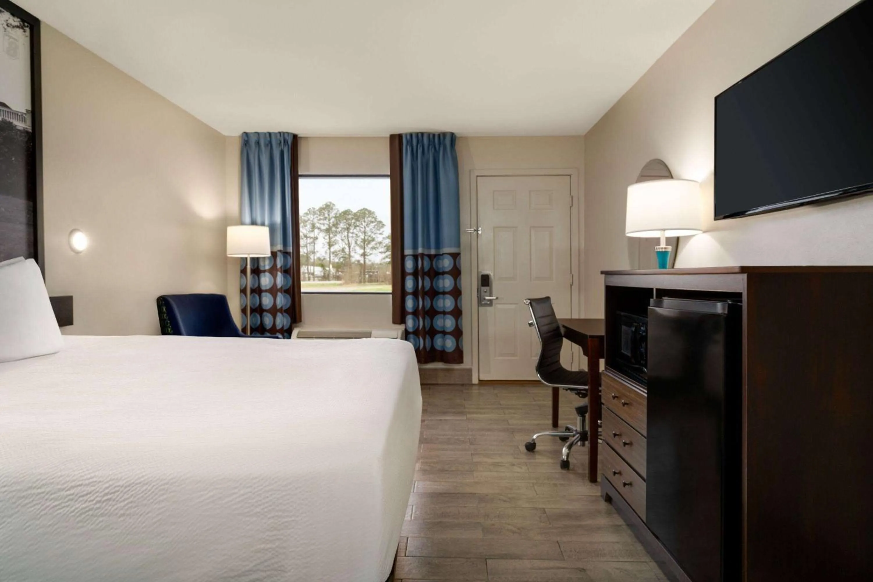 Photo of the whole room, Bed in Super 8 by Wyndham Ocean Springs Biloxi