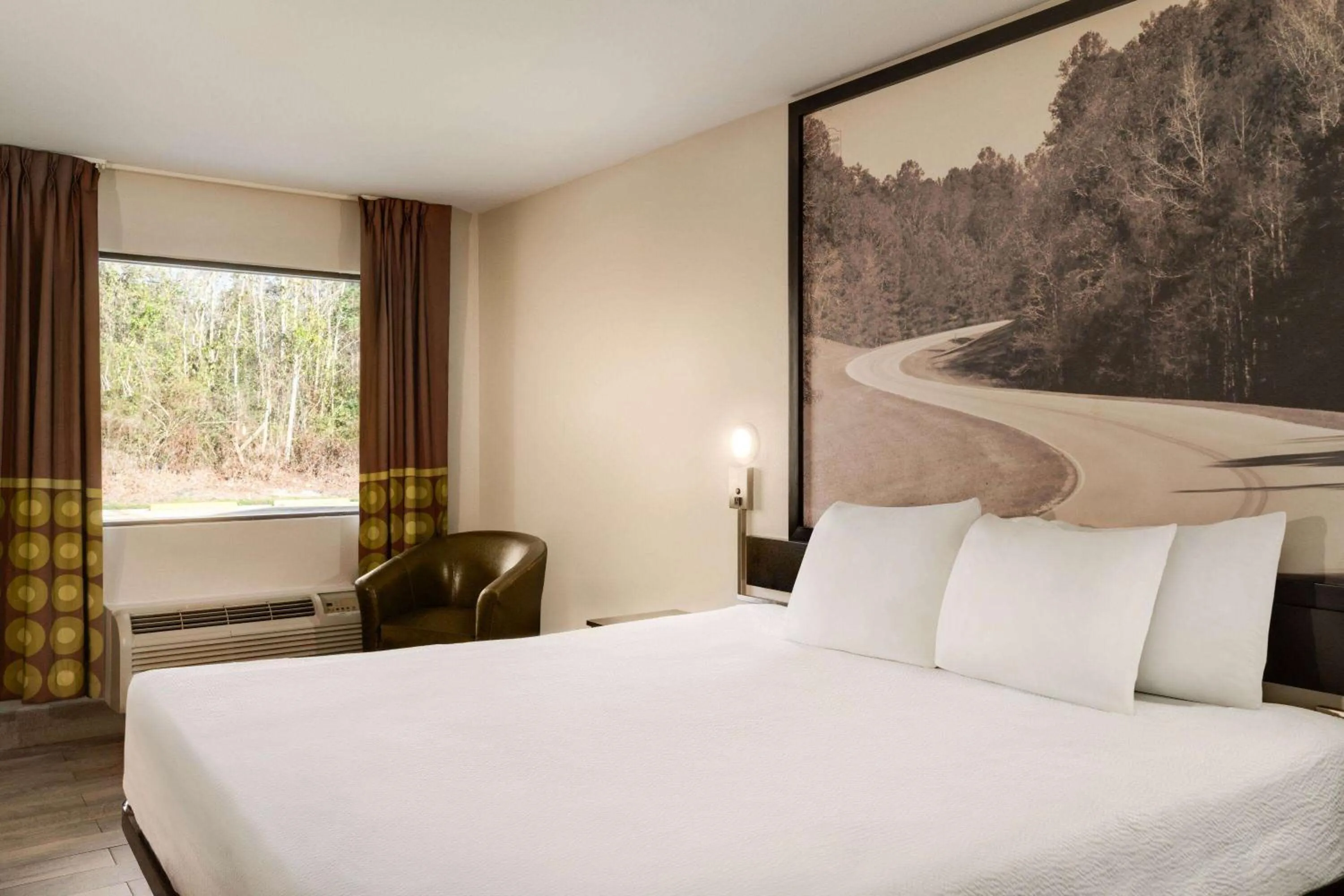 Photo of the whole room, Bed in Super 8 by Wyndham Ocean Springs Biloxi