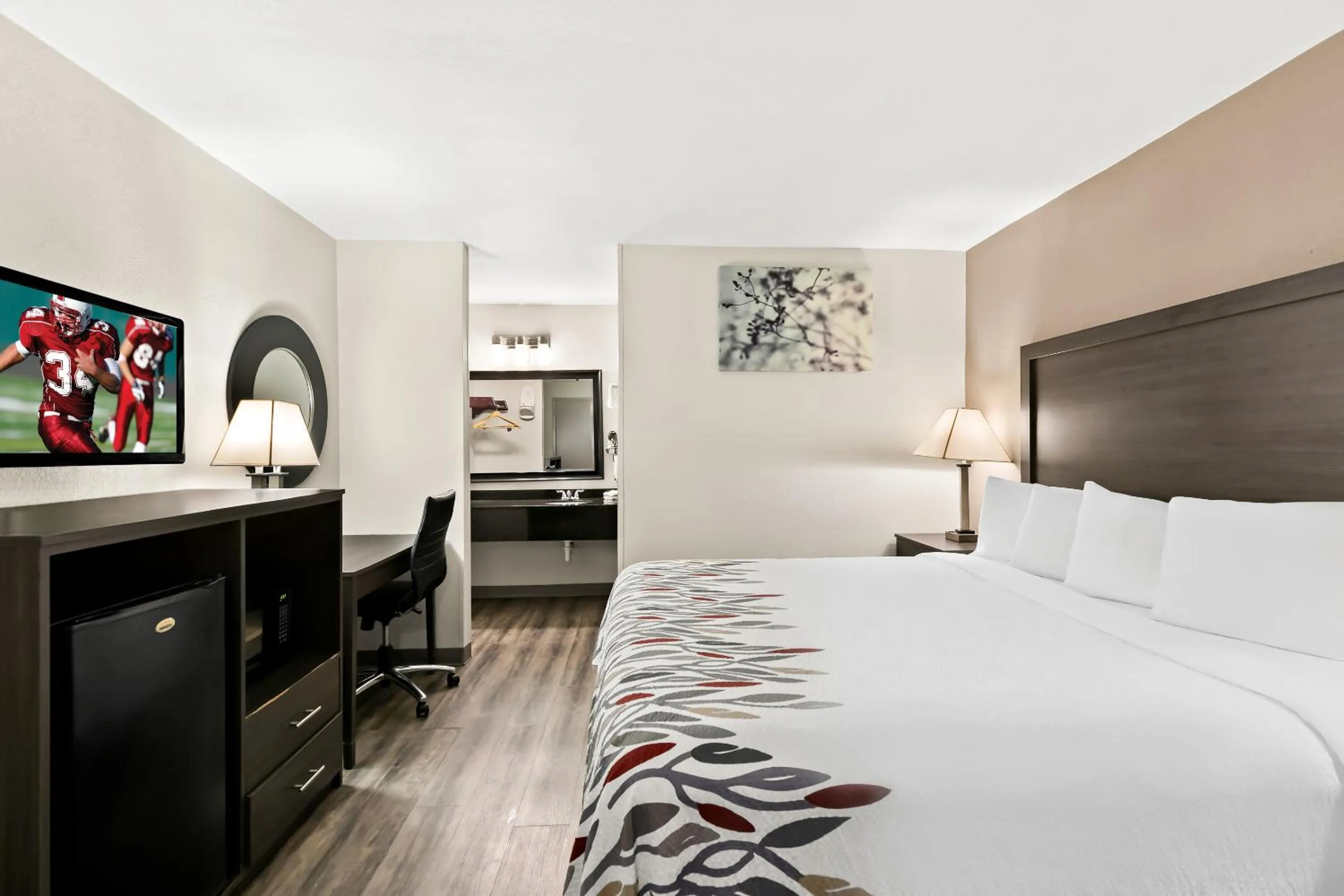 Bedroom, Bed in Red Roof Inn & Suites Duncan