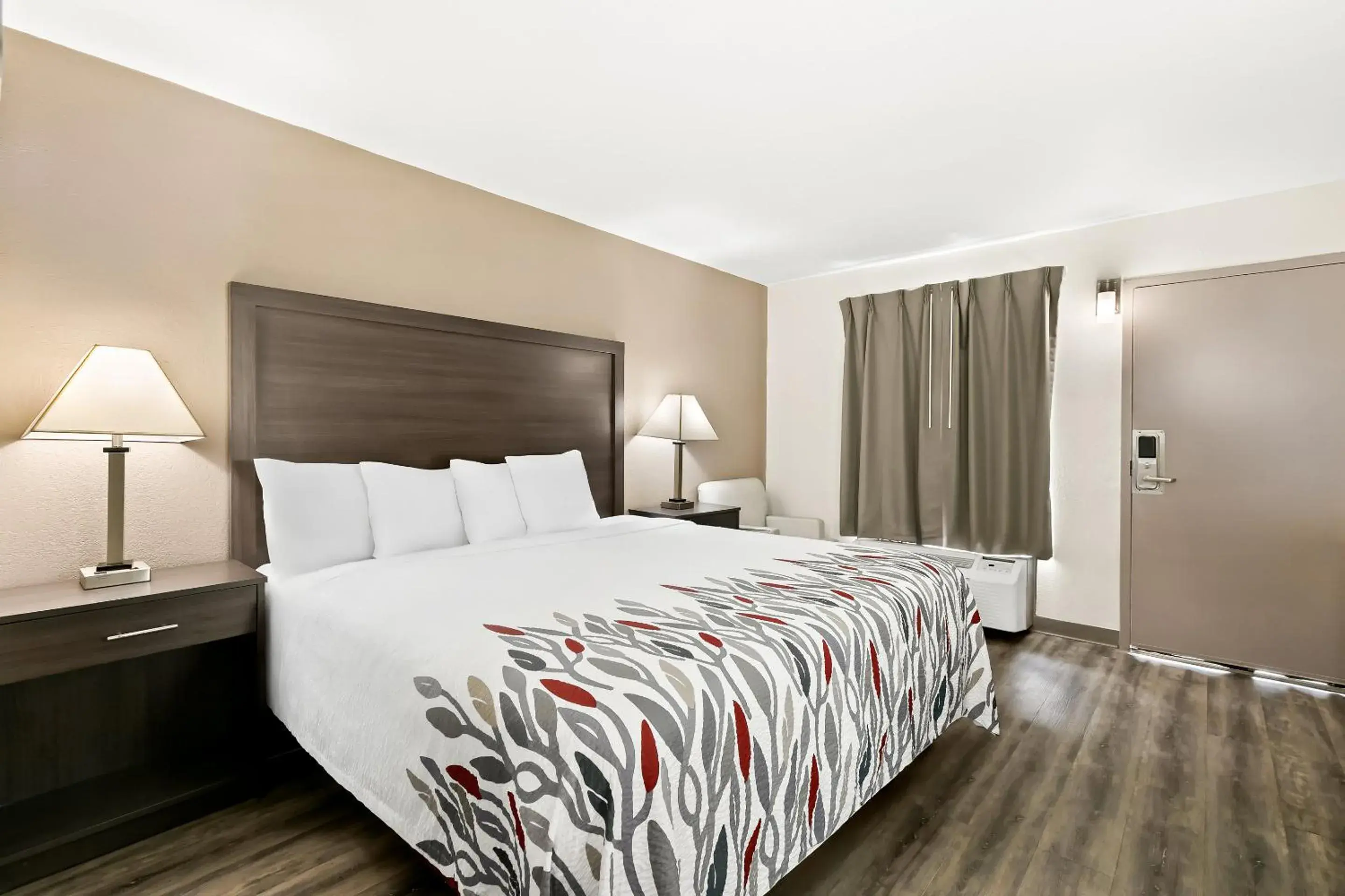 Superior King Room Smoking in Red Roof Inn & Suites Duncan Superior King Room Smoking in Red Roof Inn & Suites Duncan