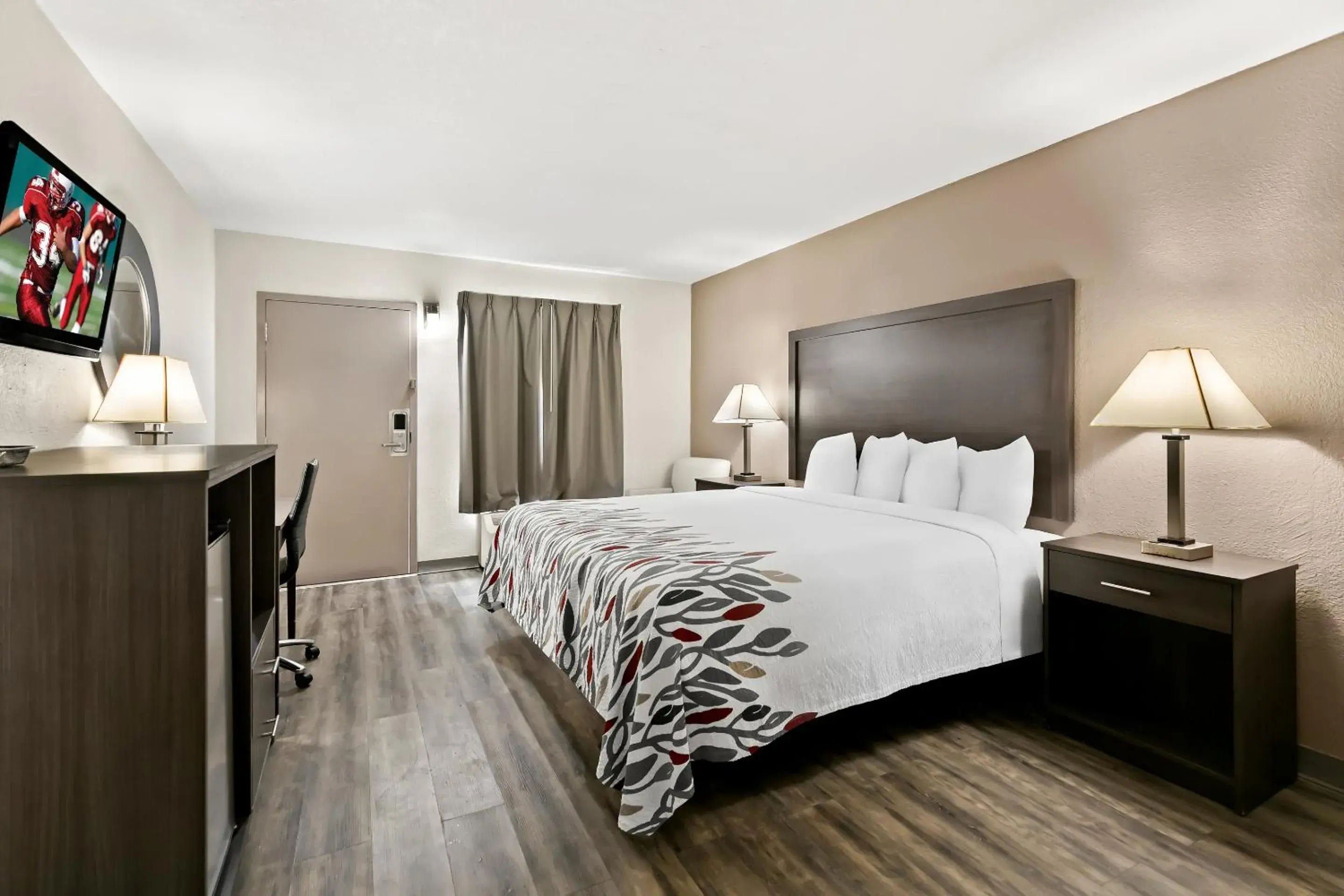 Superior King Room Disability Access Smoking in Red Roof Inn & Suites Duncan Superior King Room Disability Access Smoking in Red Roof Inn & Suites Duncan