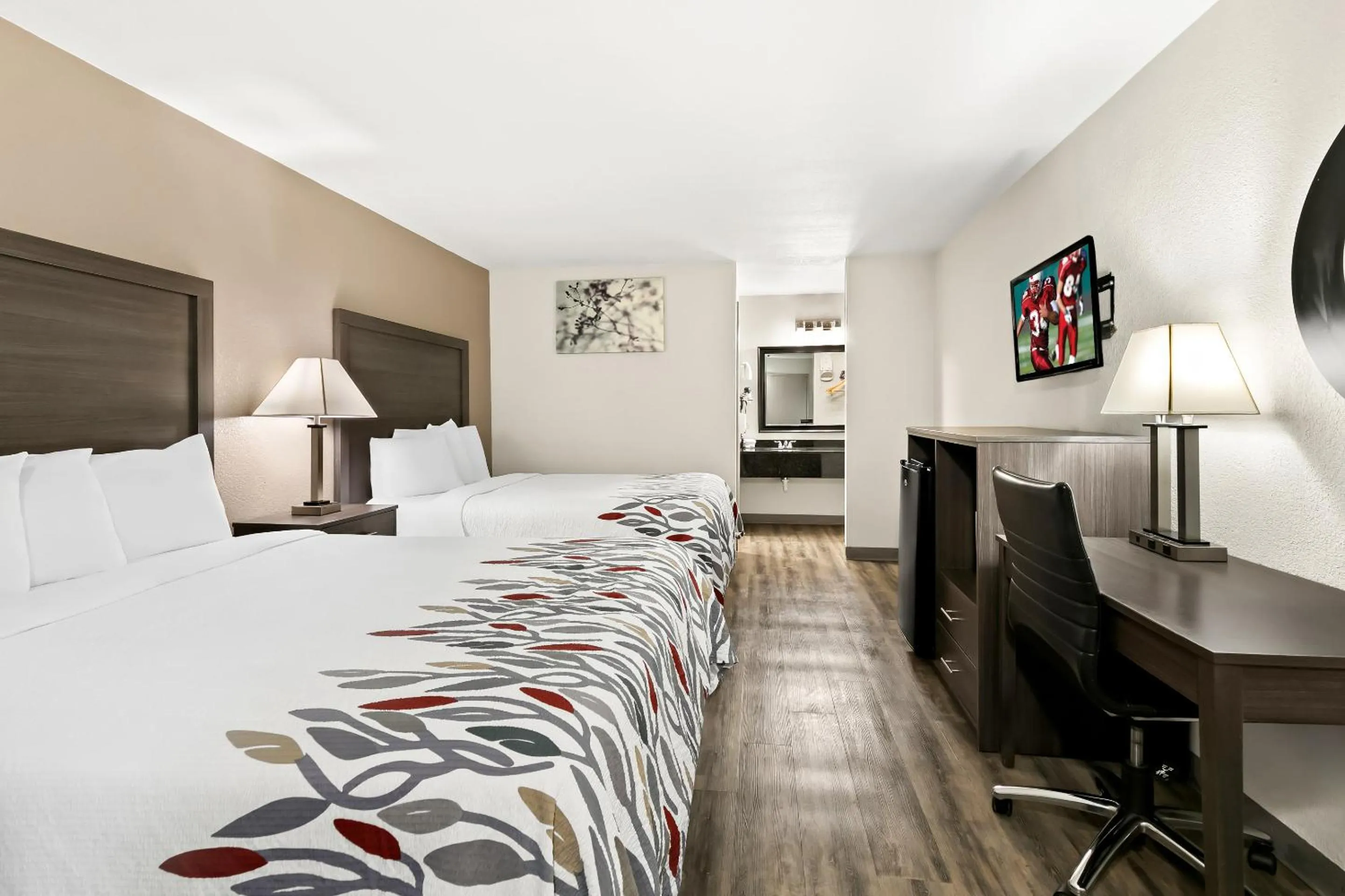 Bedroom, Bed in Red Roof Inn & Suites Duncan