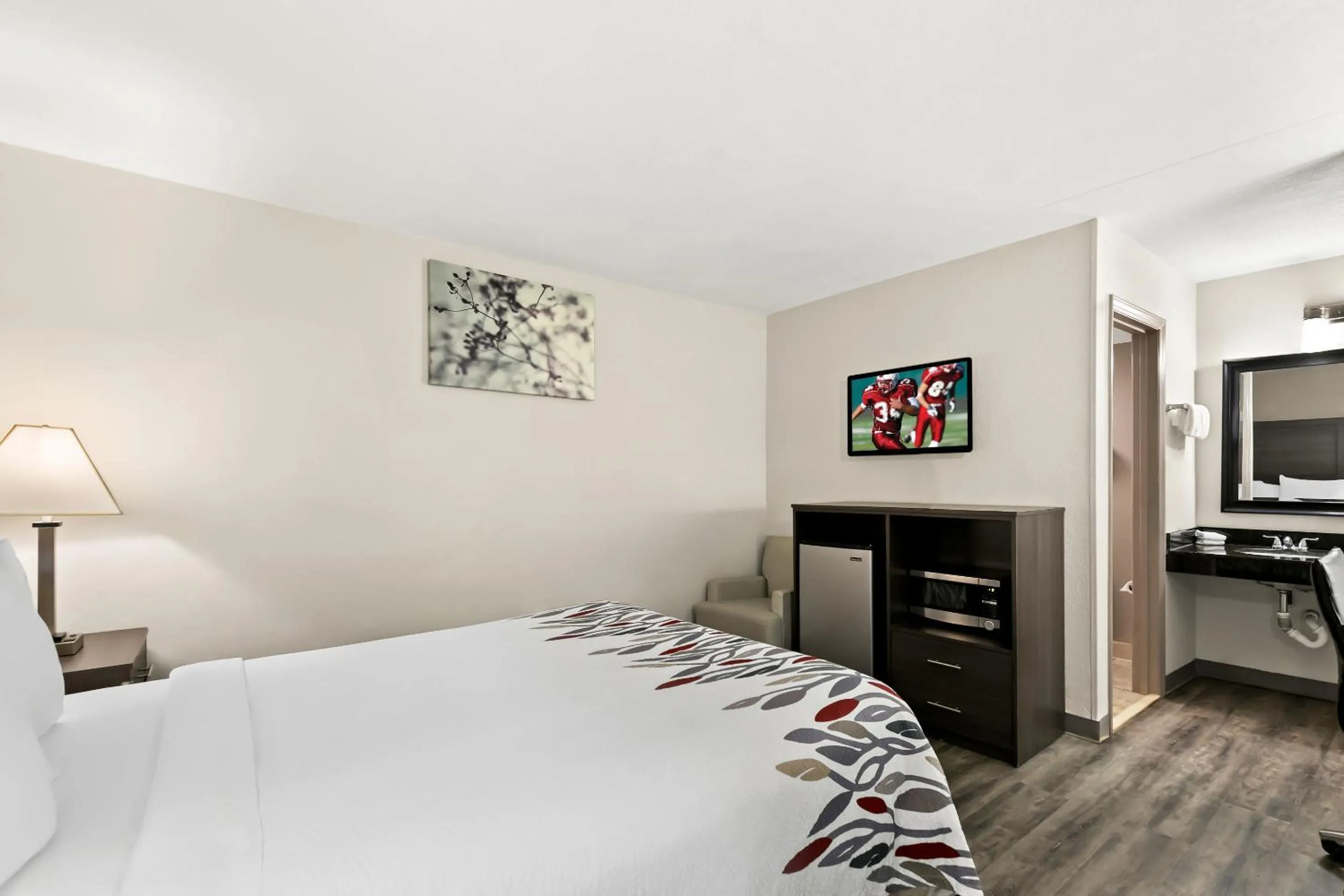 Bedroom, Bed in Red Roof Inn & Suites Duncan