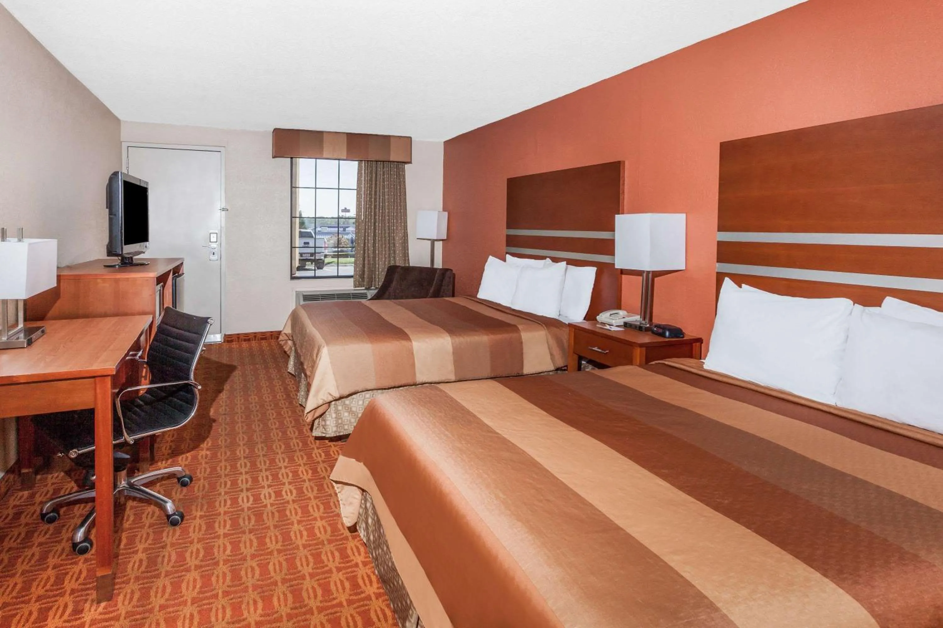 Photo of the whole room, Bed in Days Inn by Wyndham Dalton