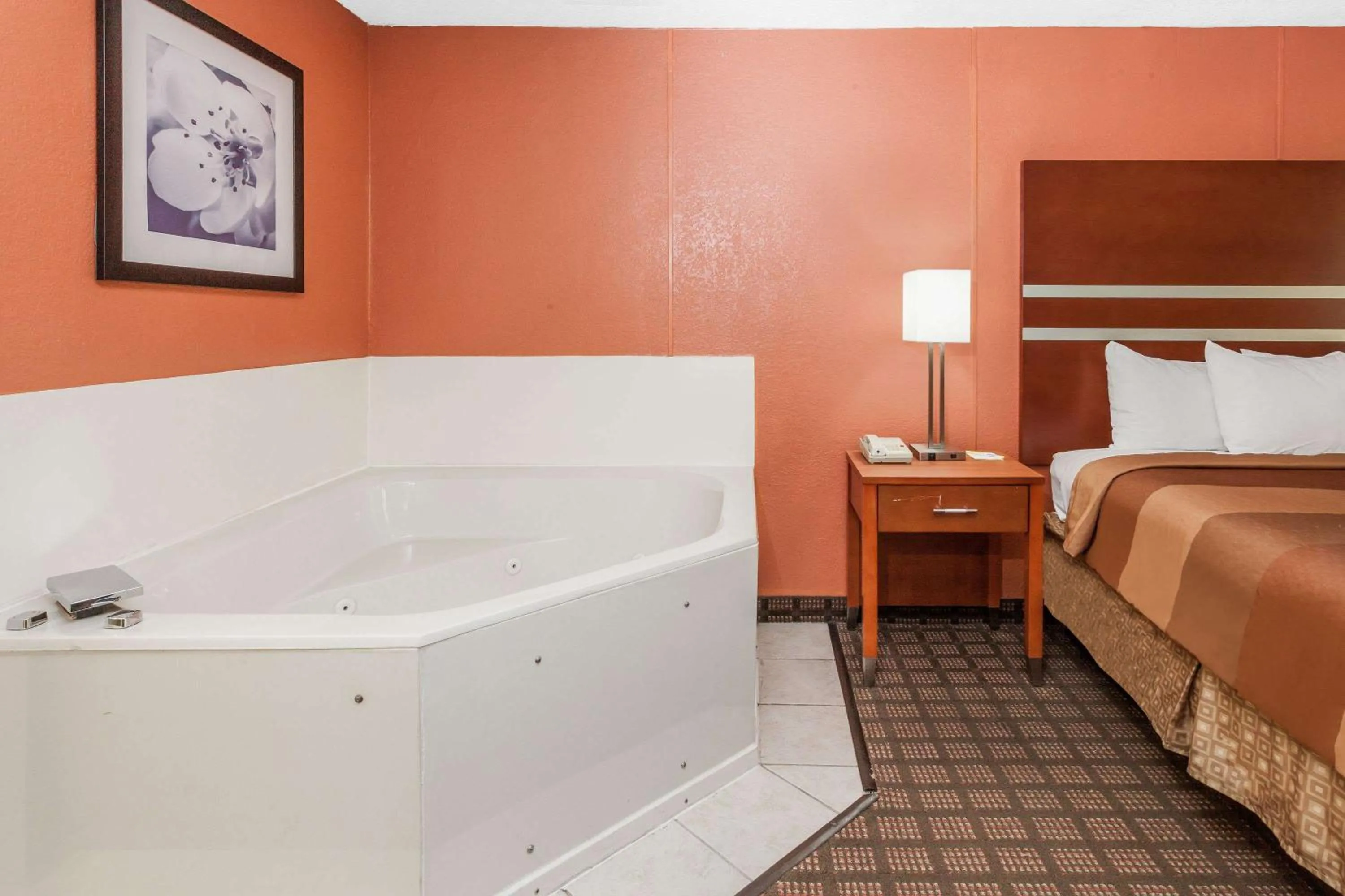 Photo of the whole room, Bed in Days Inn by Wyndham Dalton