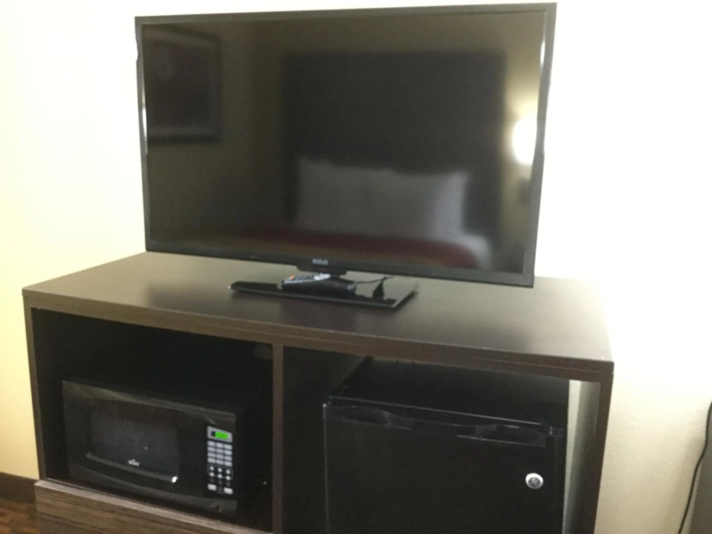 TV and multimedia in Days Inn by Wyndham Dalton