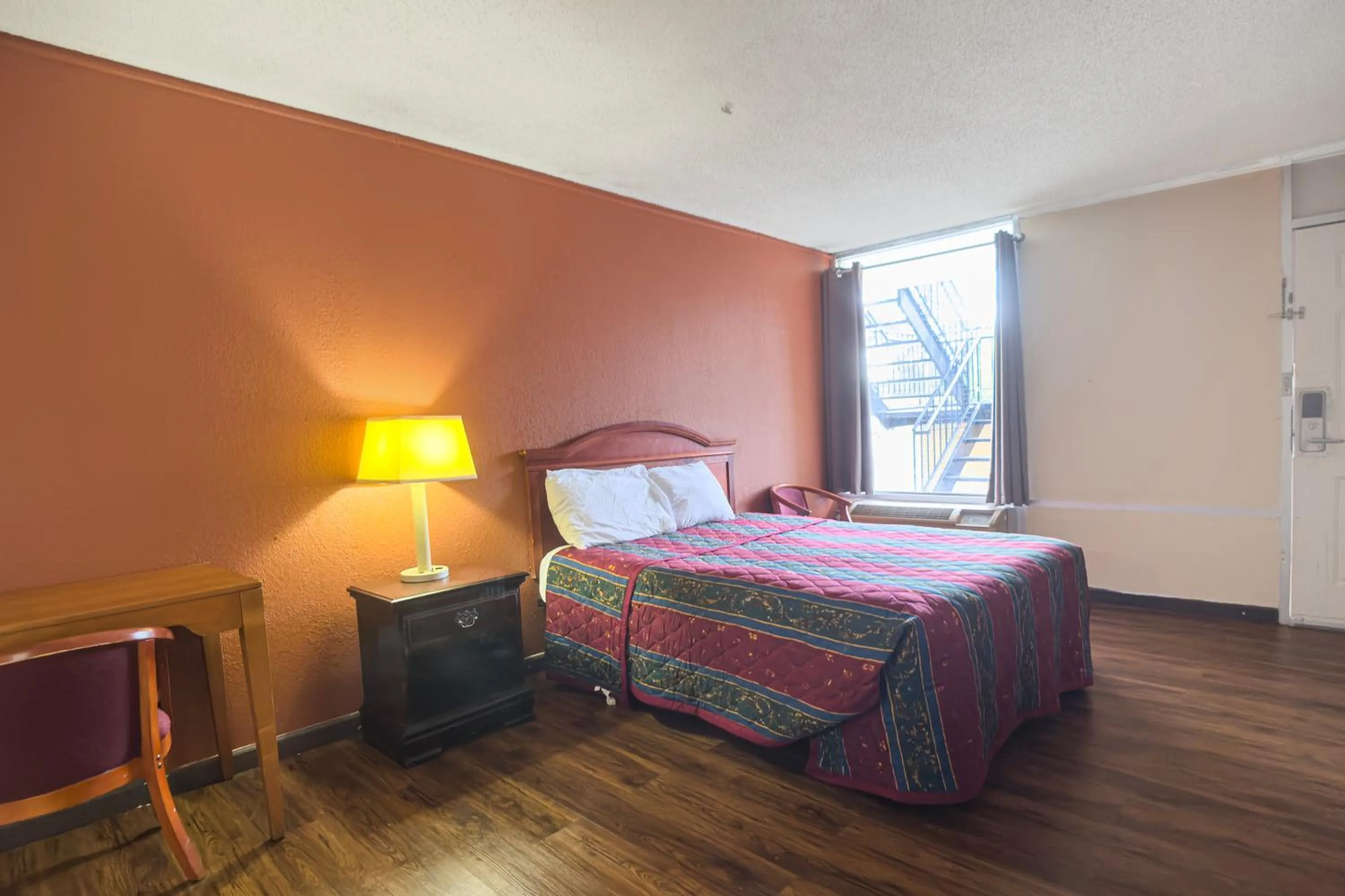 Bedroom, Bed in OYO Hotel Vienna I-75