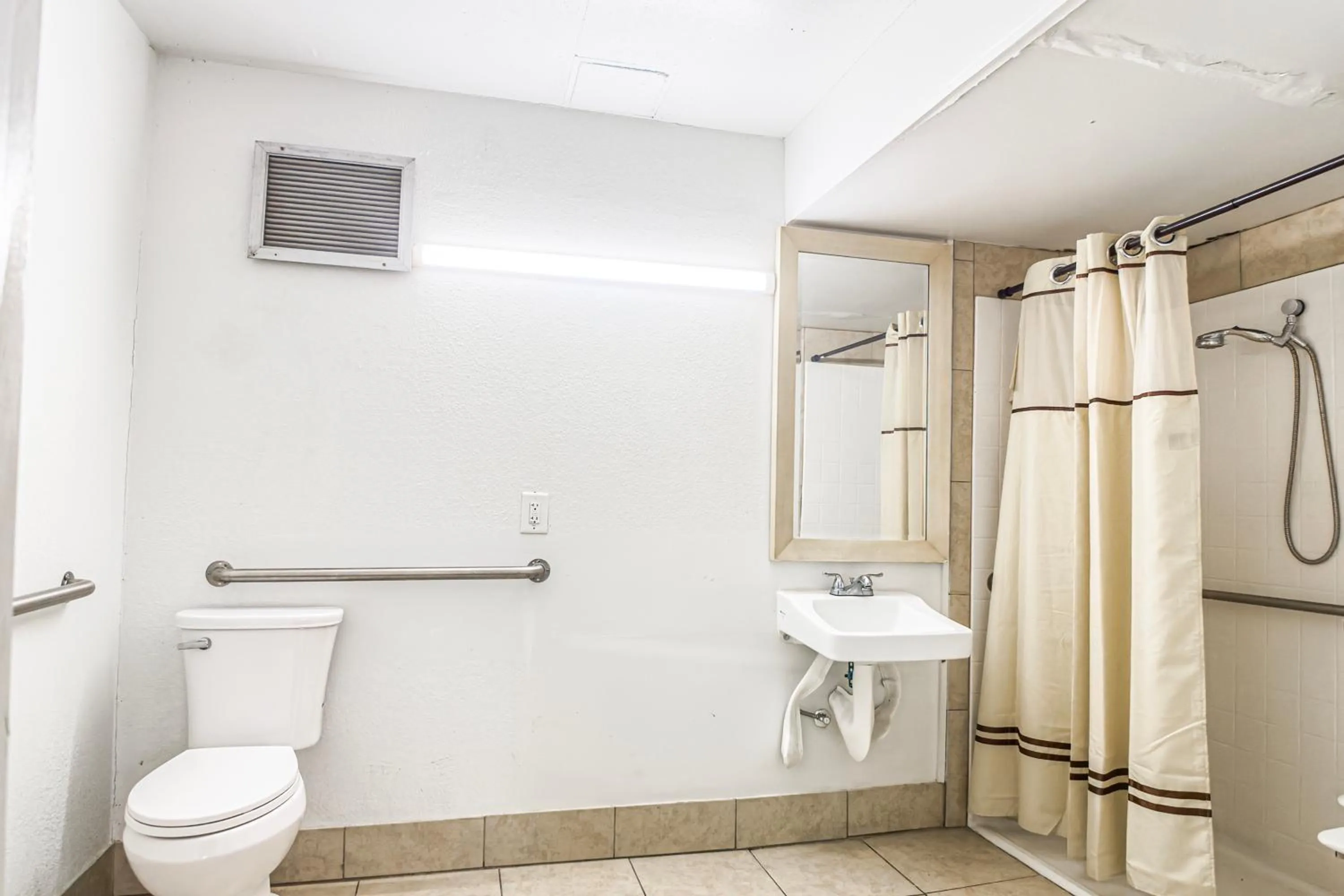 Bathroom in OYO Hotel Vienna I-75