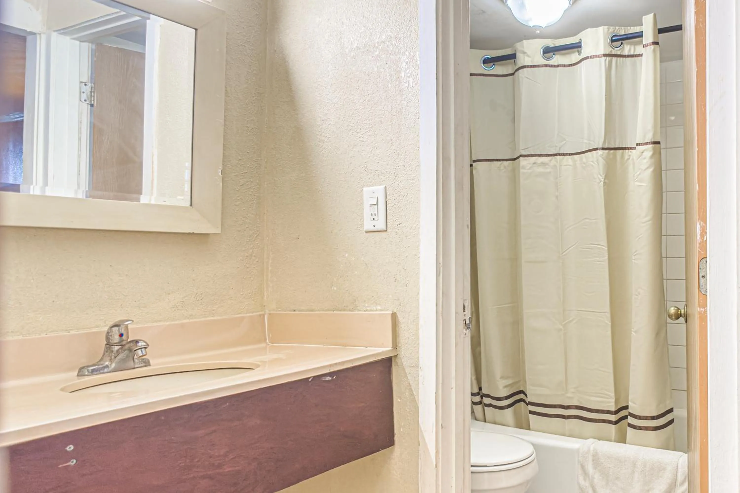 Bathroom in OYO Hotel Vienna I-75