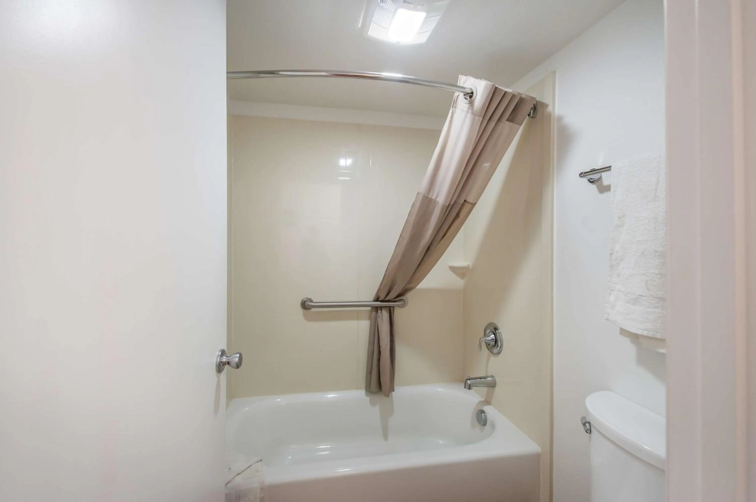 Bathroom in Motel 6-Odenton, MD - Fort Meade