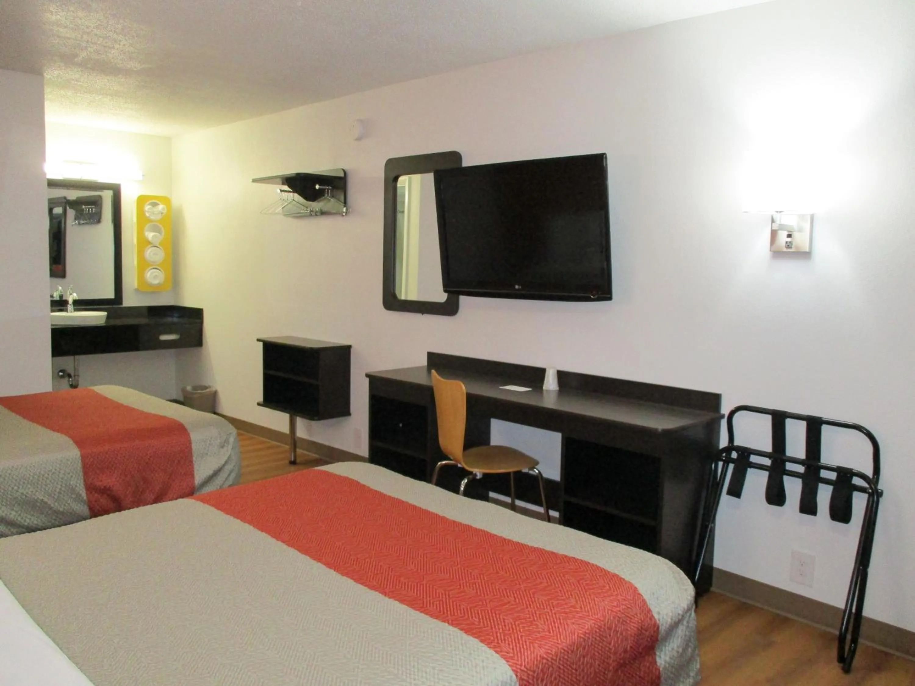 Bedroom, Bed in Motel 6-Odenton, MD - Fort Meade