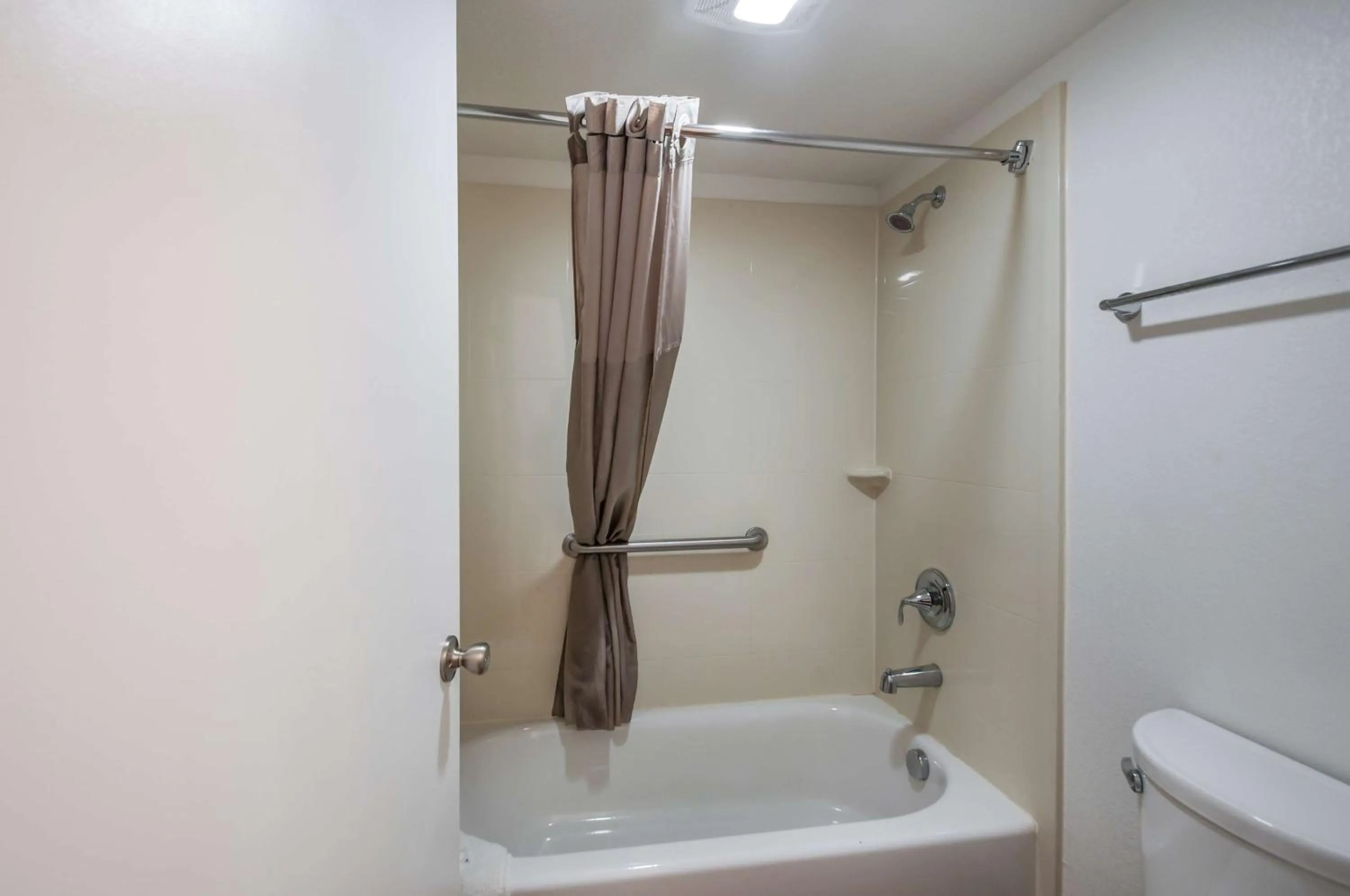 Bathroom in Motel 6-Odenton, MD - Fort Meade