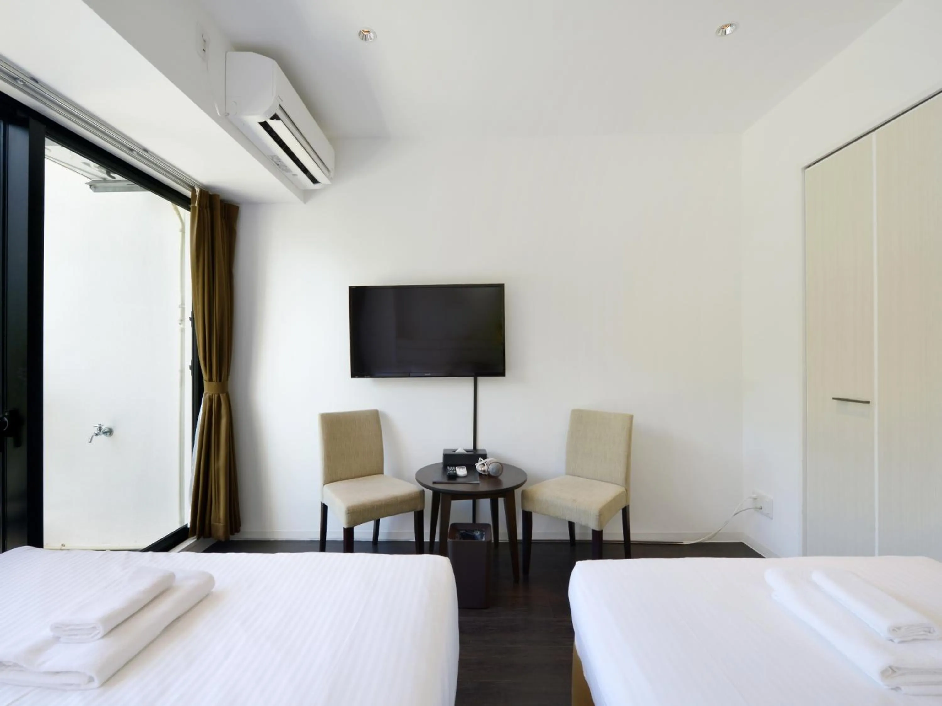 Photo of the whole room, Bed in Karry CONDO CHURAUMI