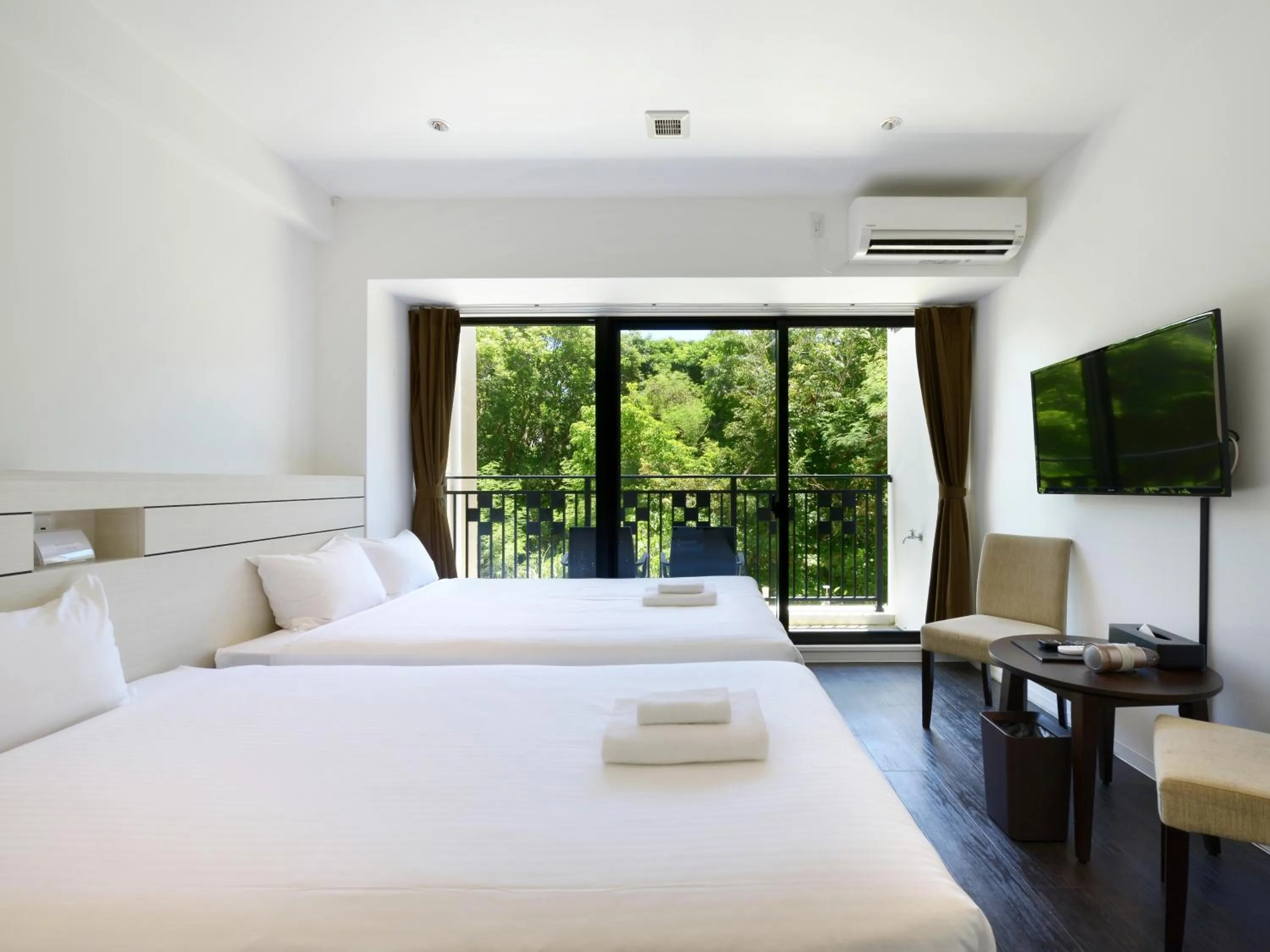 Photo of the whole room, Bed in Karry CONDO CHURAUMI