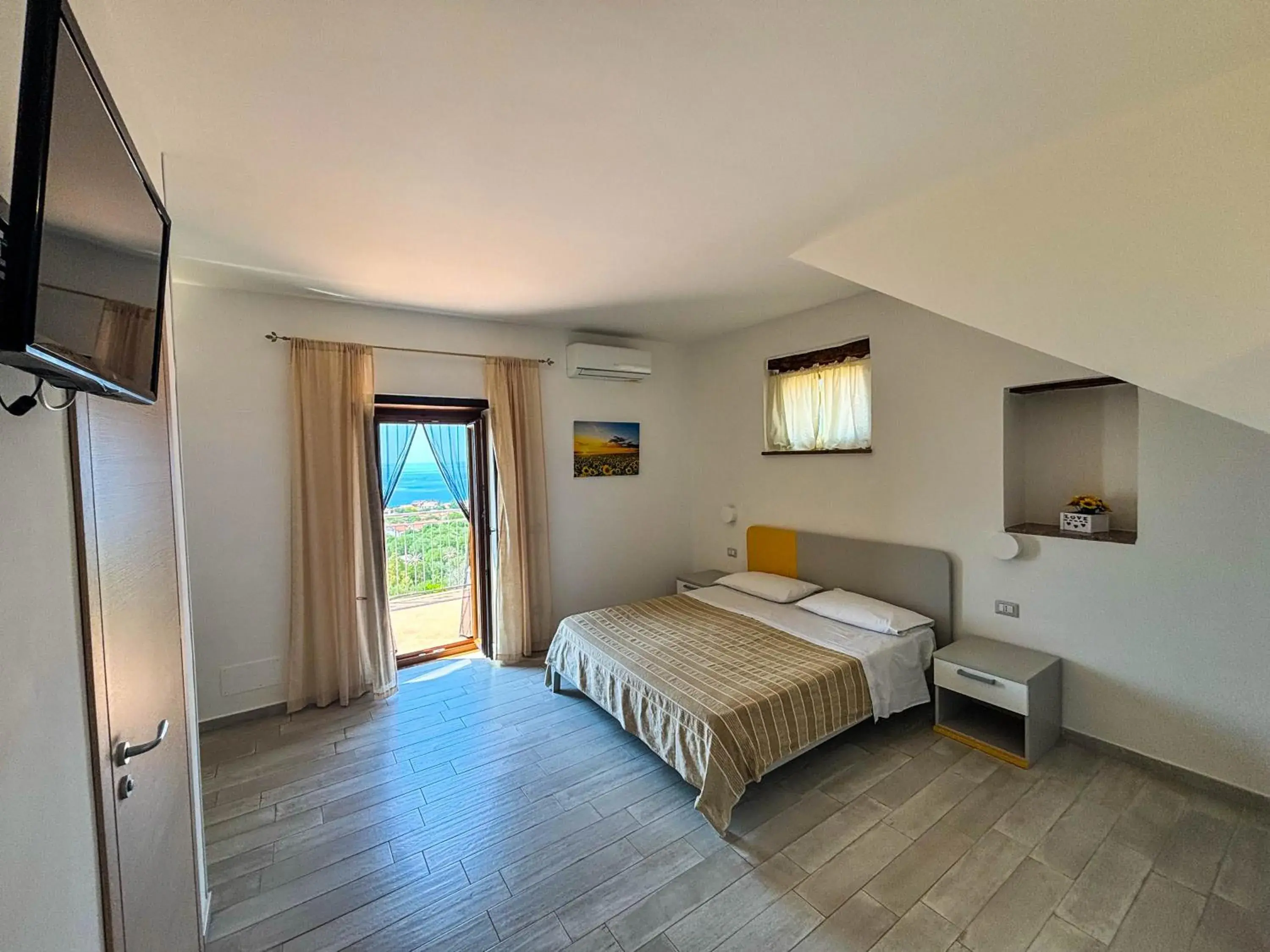 Double Room with Balcony and Sea View in Tramonti d'Oro Double Room with Balcony and Sea View in Tramonti d'Oro