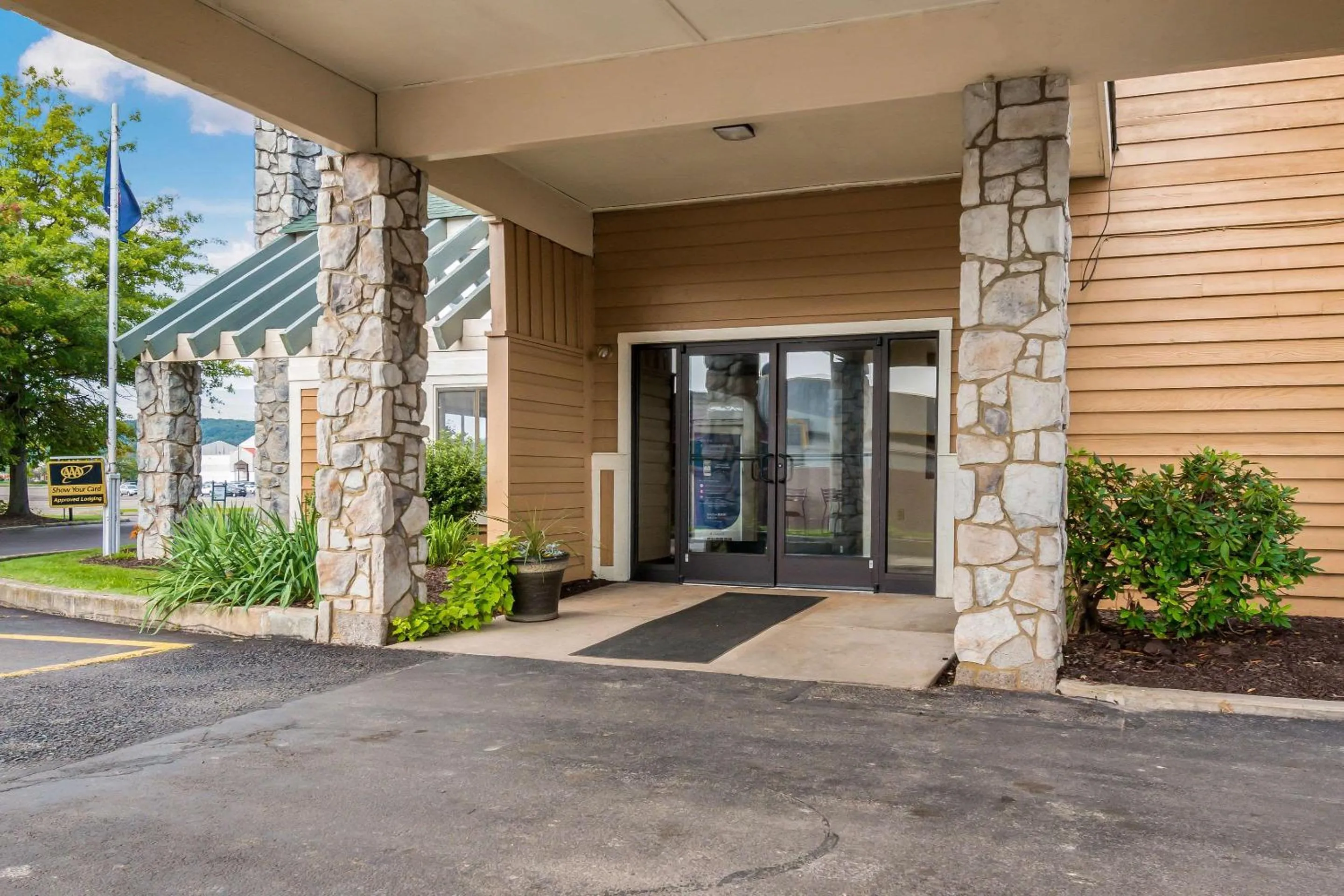 Property building in Quality Inn Bloomsburg