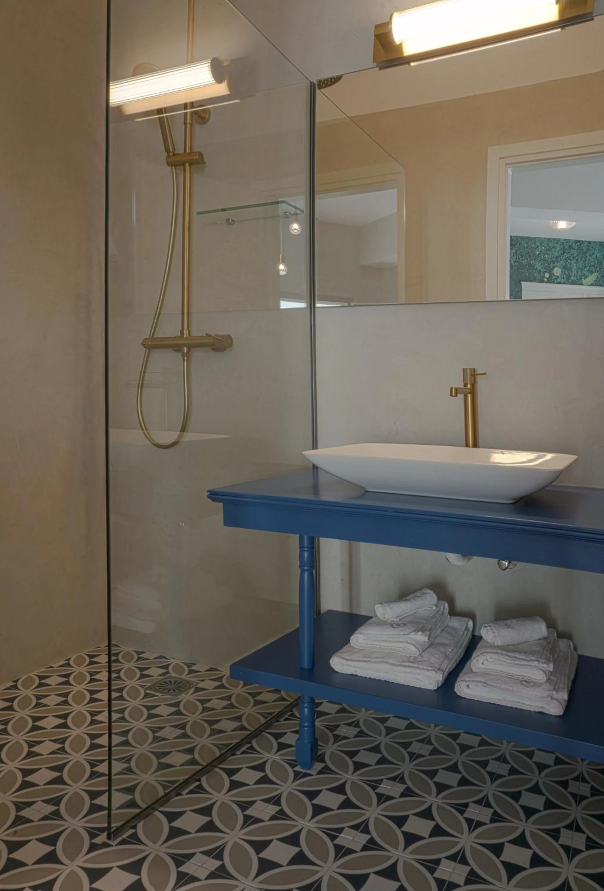 Shower in Pafsilipon Suites