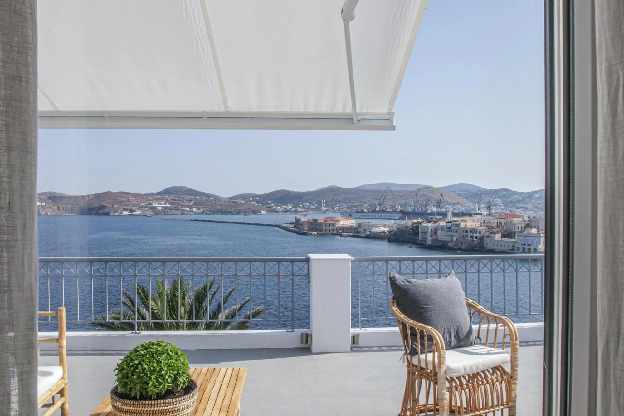 Day in Pafsilipon Suites